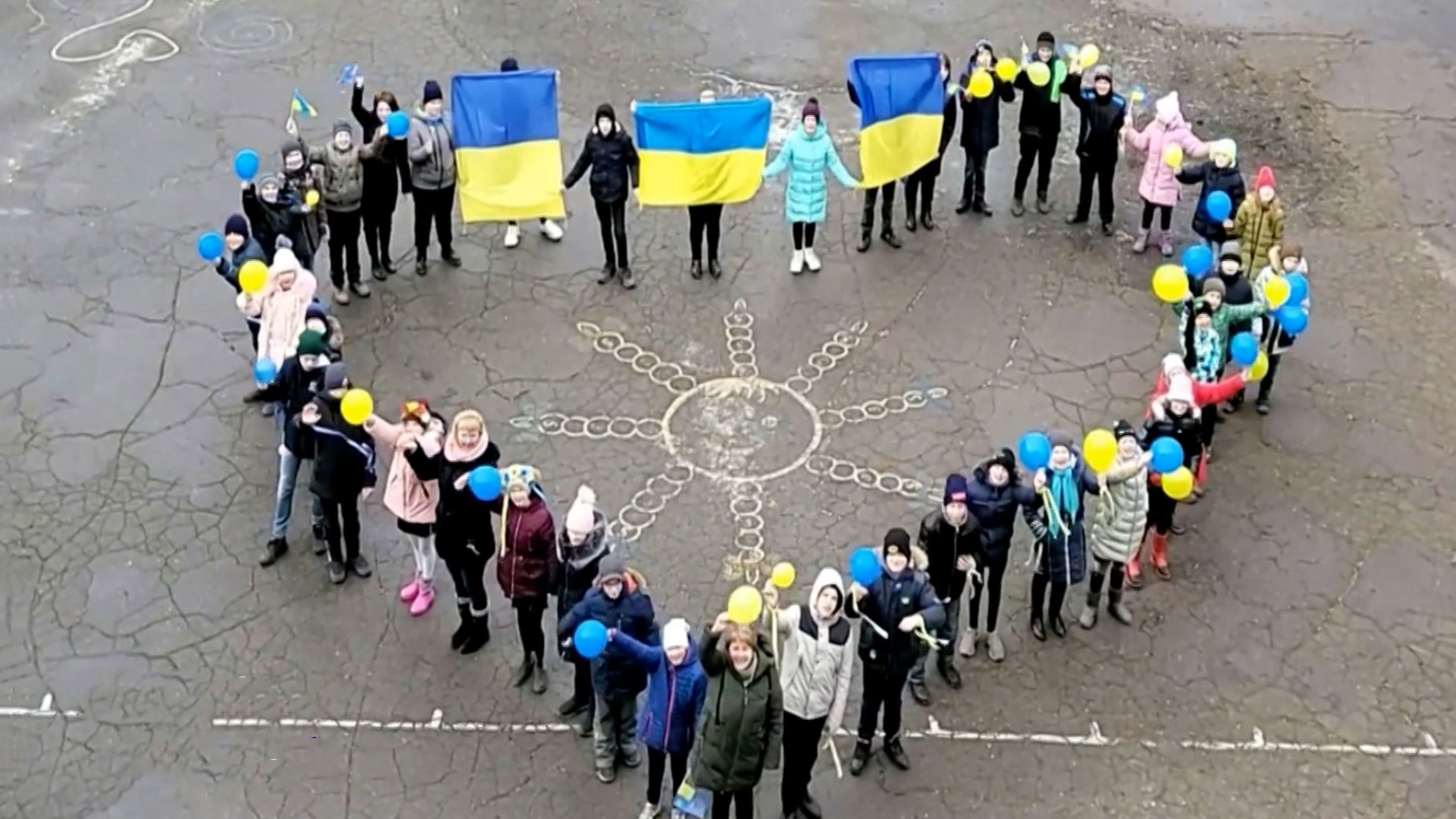 Вторжение не началось. Зеленский уехал на военные учения и объявил праздник