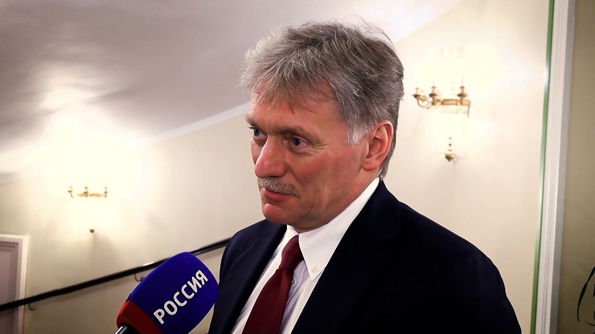 Истерика в СМИ резко контрастирует с переговорами на высшем уровне