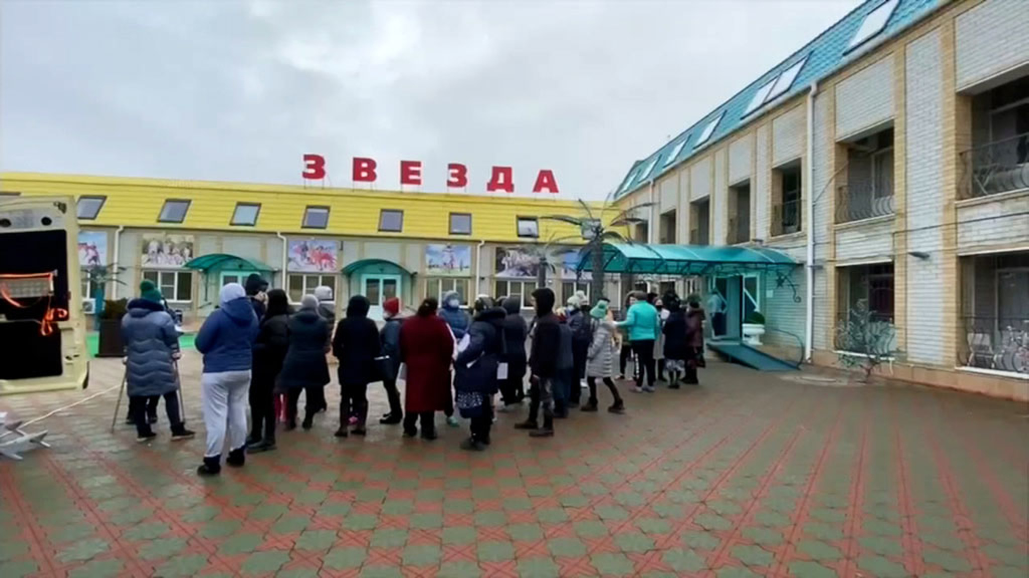 В первую очередь из Донбасса эвакуировали детей и пенсионеров