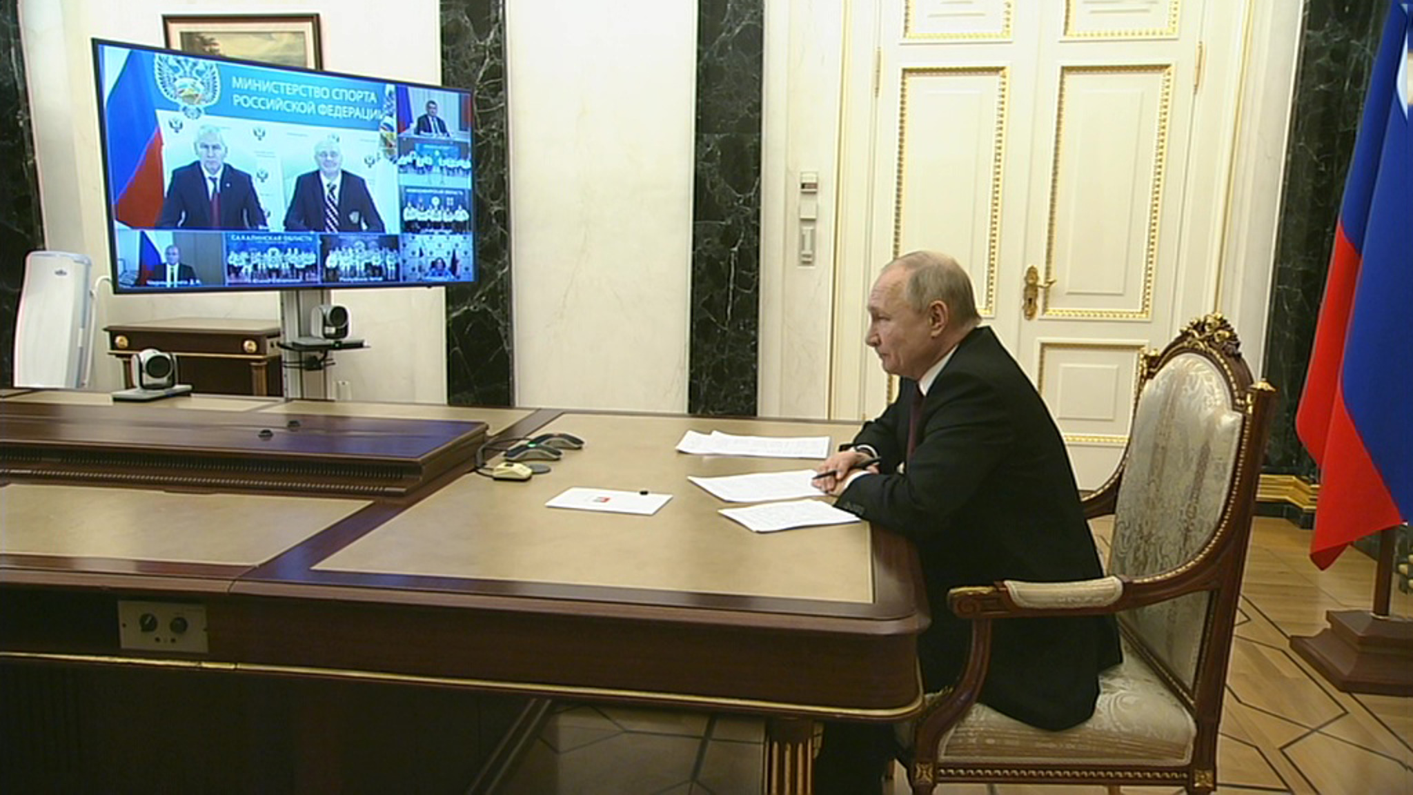Путин пообщался с паралимпийцами перед Играми в Пекине