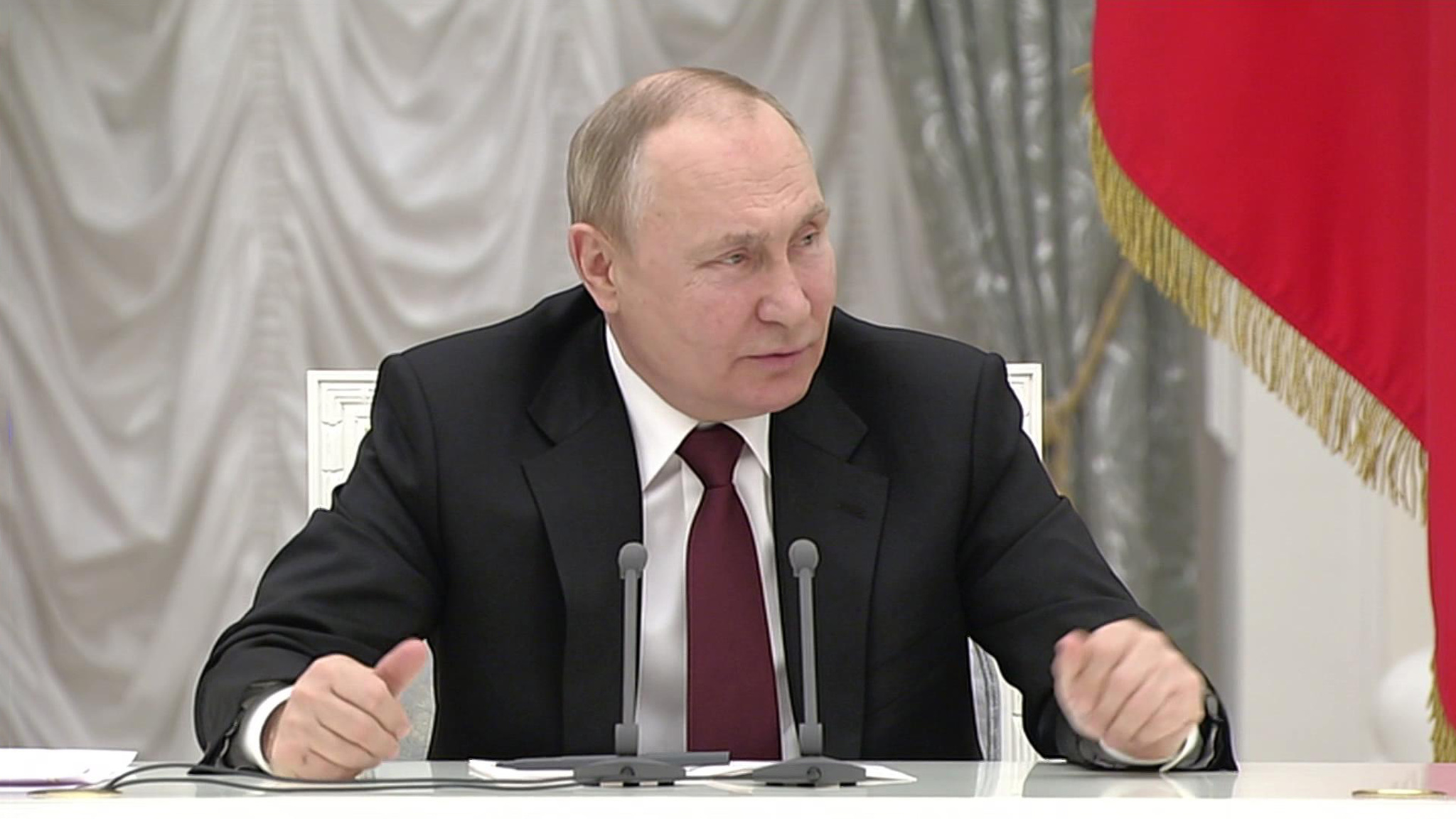 Макрон сообщил Путину, что в американской позиции "есть какие-то изменения"