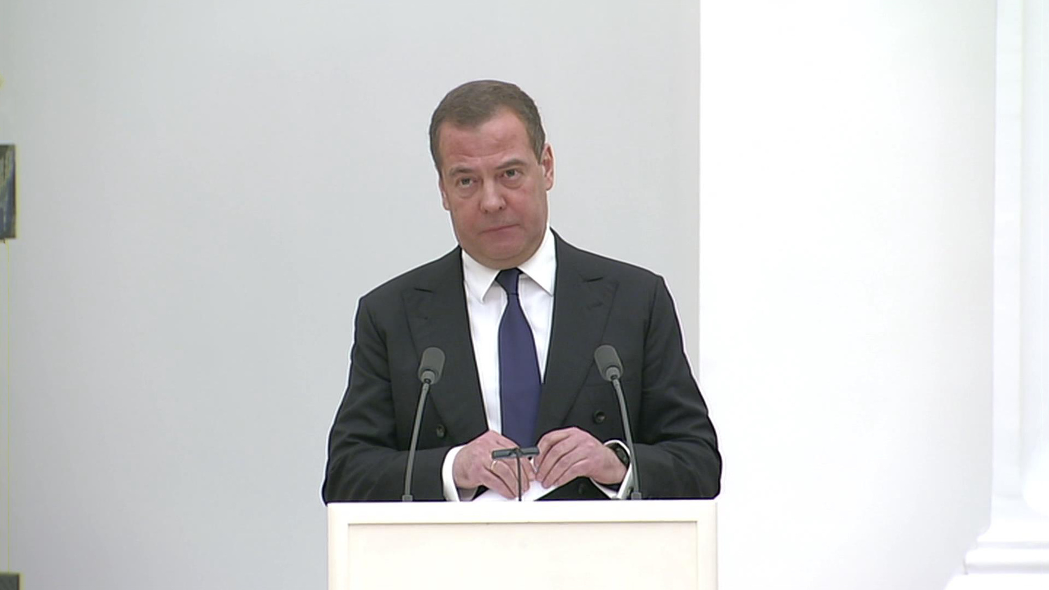 Медведев высказался о признании республик Донбасса