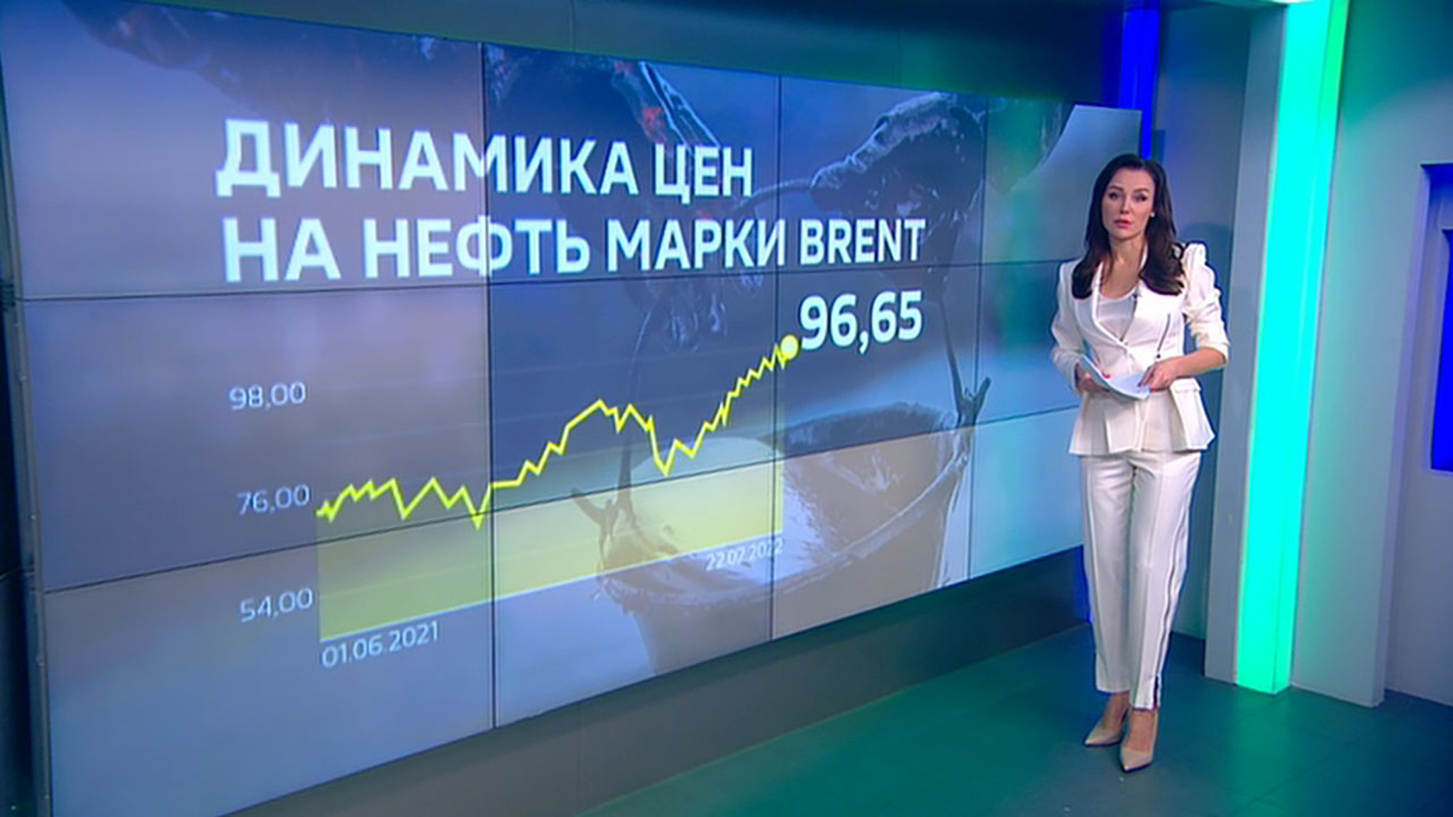 Нефть торгуется по 100 долларов за баррель