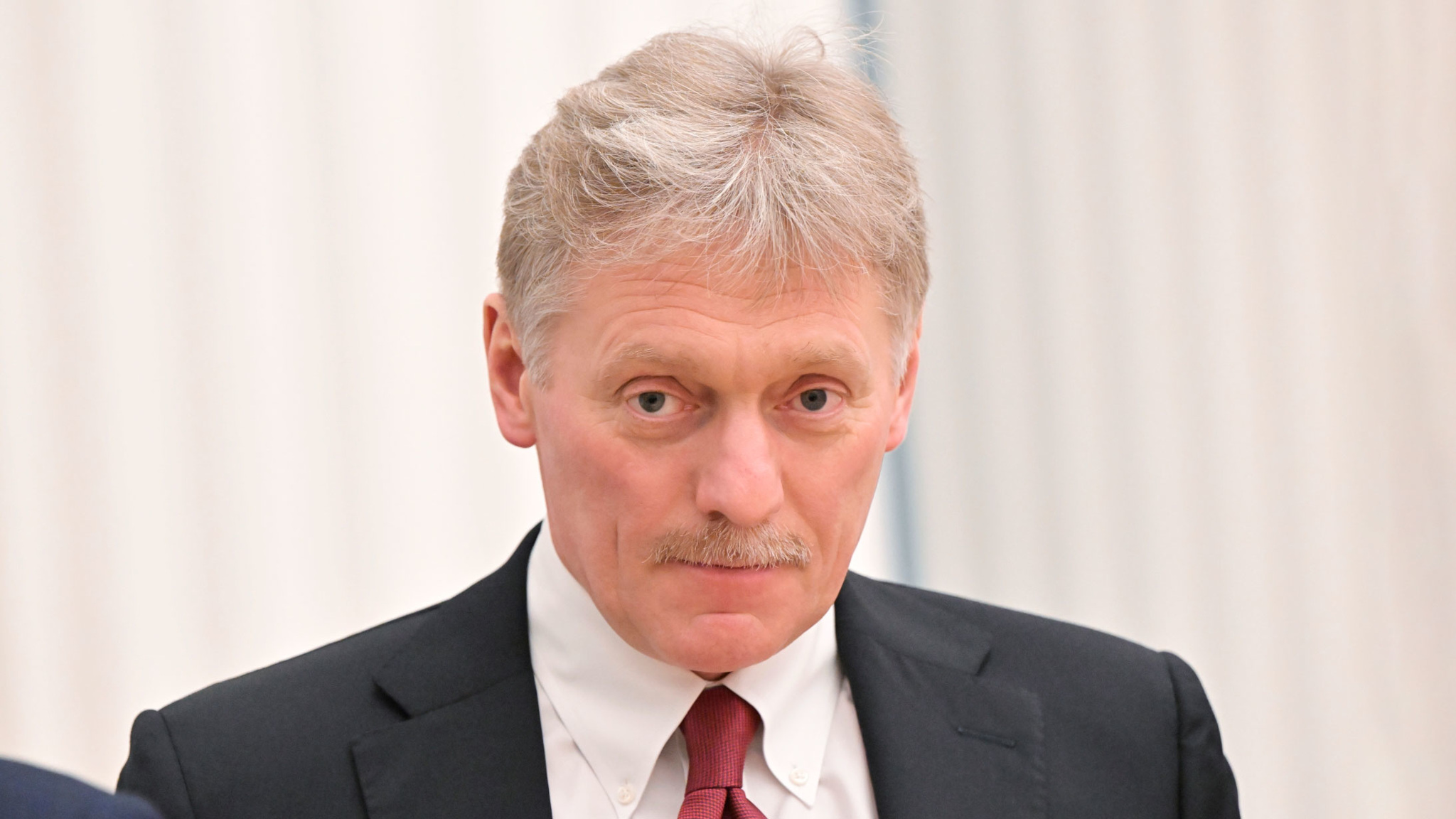 Песков: поставки оружия затягивают конфликт на Украине