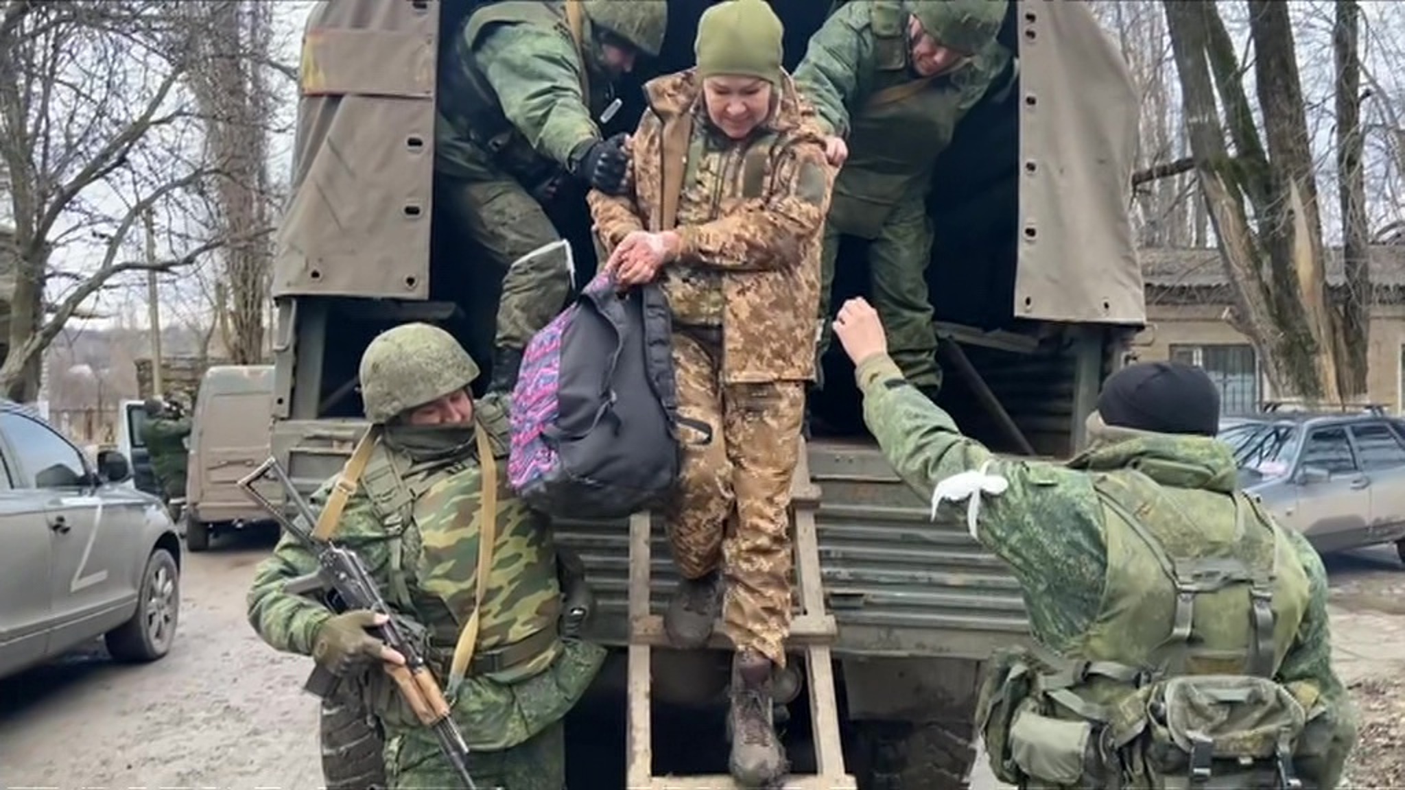 Шойгу приказал относиться с уважением к сдавшимся украинским военным
