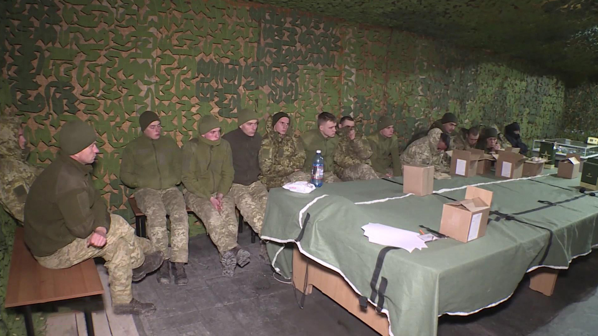 Брошенные командирами украинские военные идут сдаваться