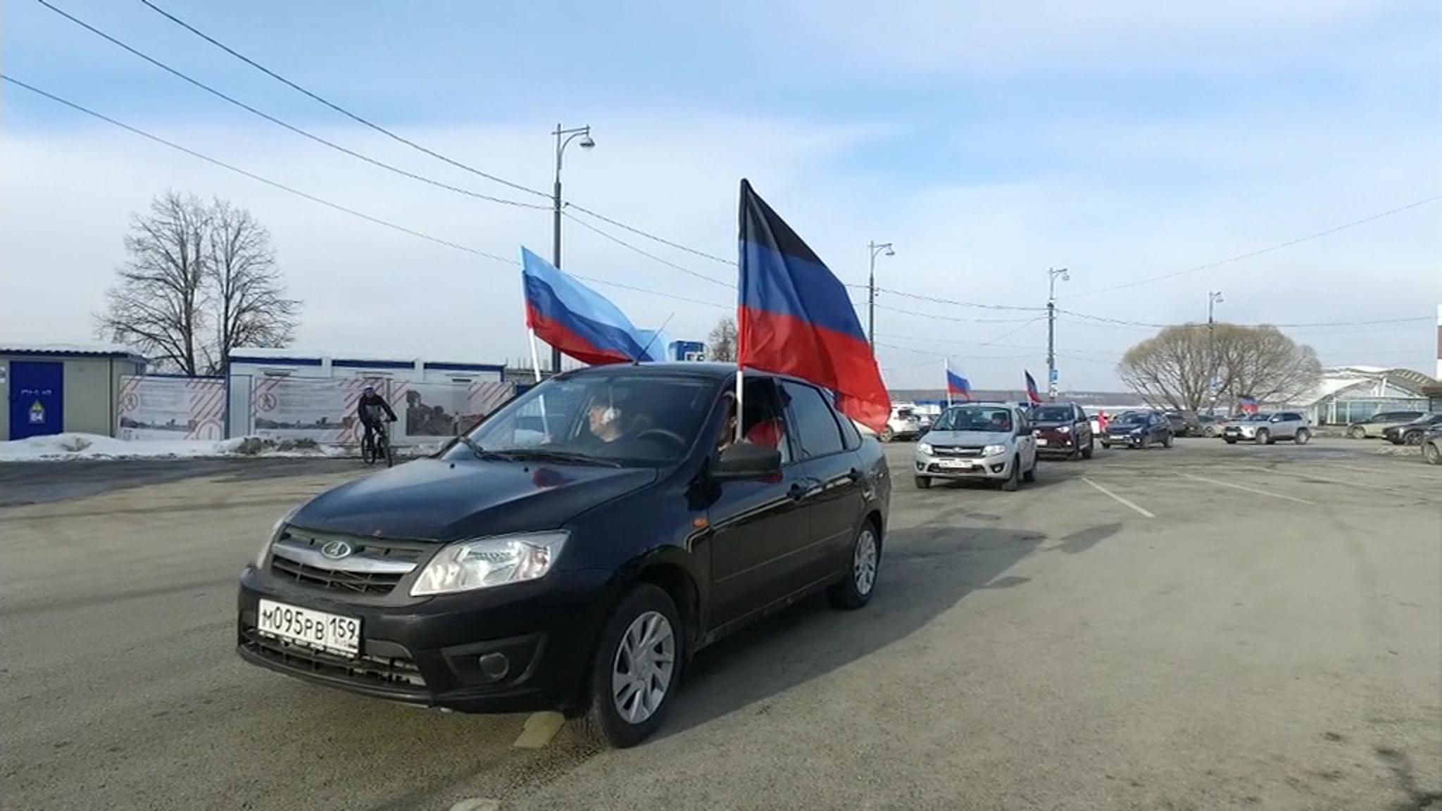 Россияне поддерживают и военных, и украинцев