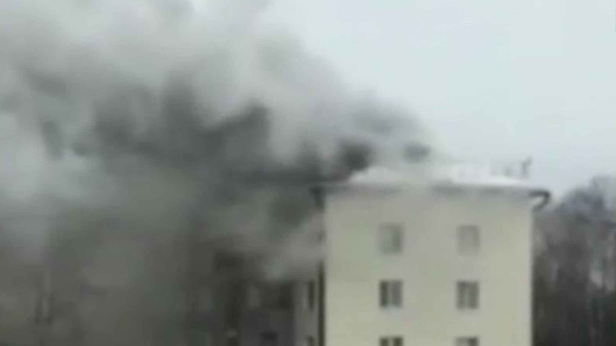 В Подмосковье загорелась крыша пятиэтажки. Видео с места ЧП