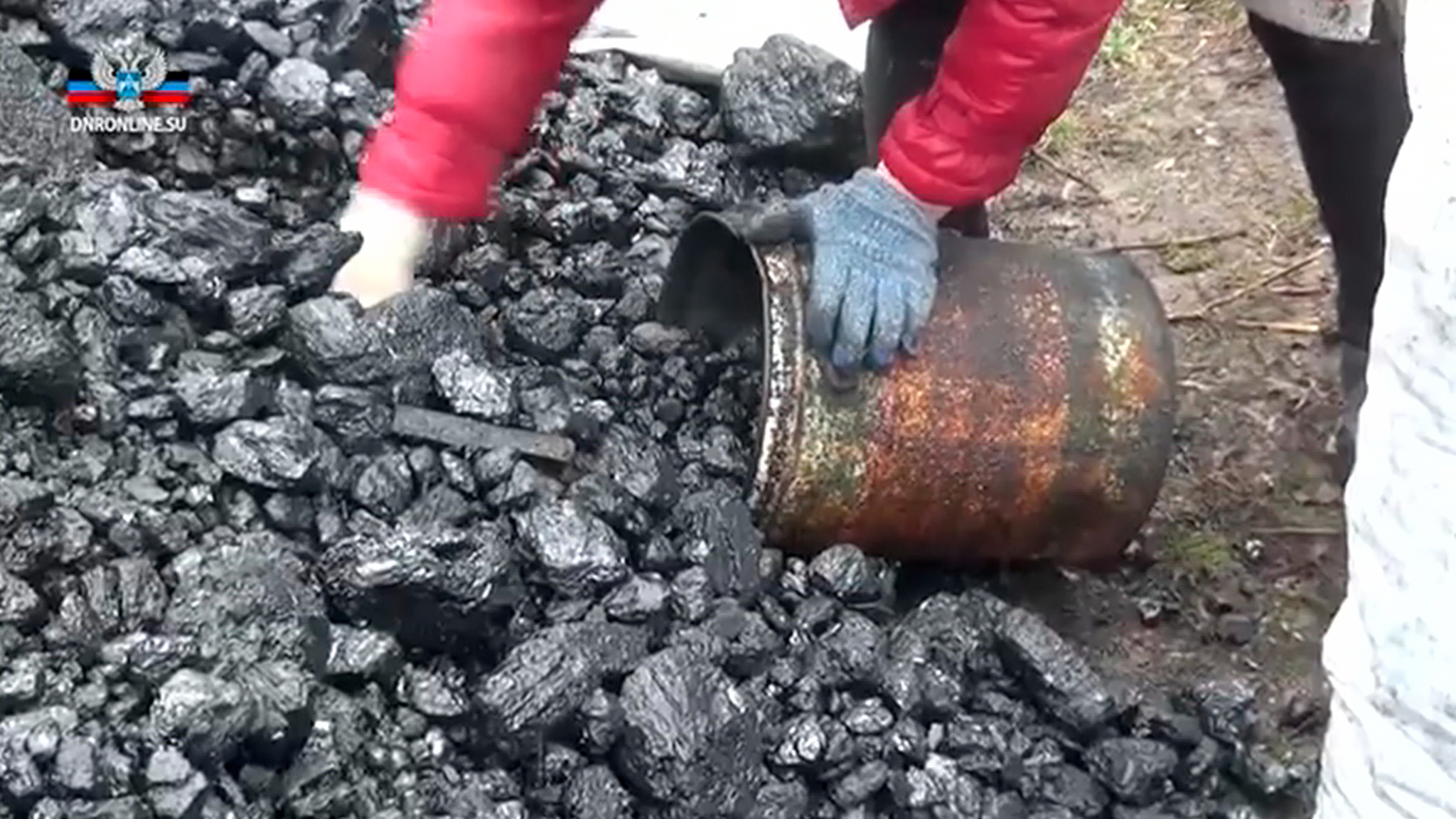 Украинские войска бомбят системы жизнеобеспечения в Донбассе