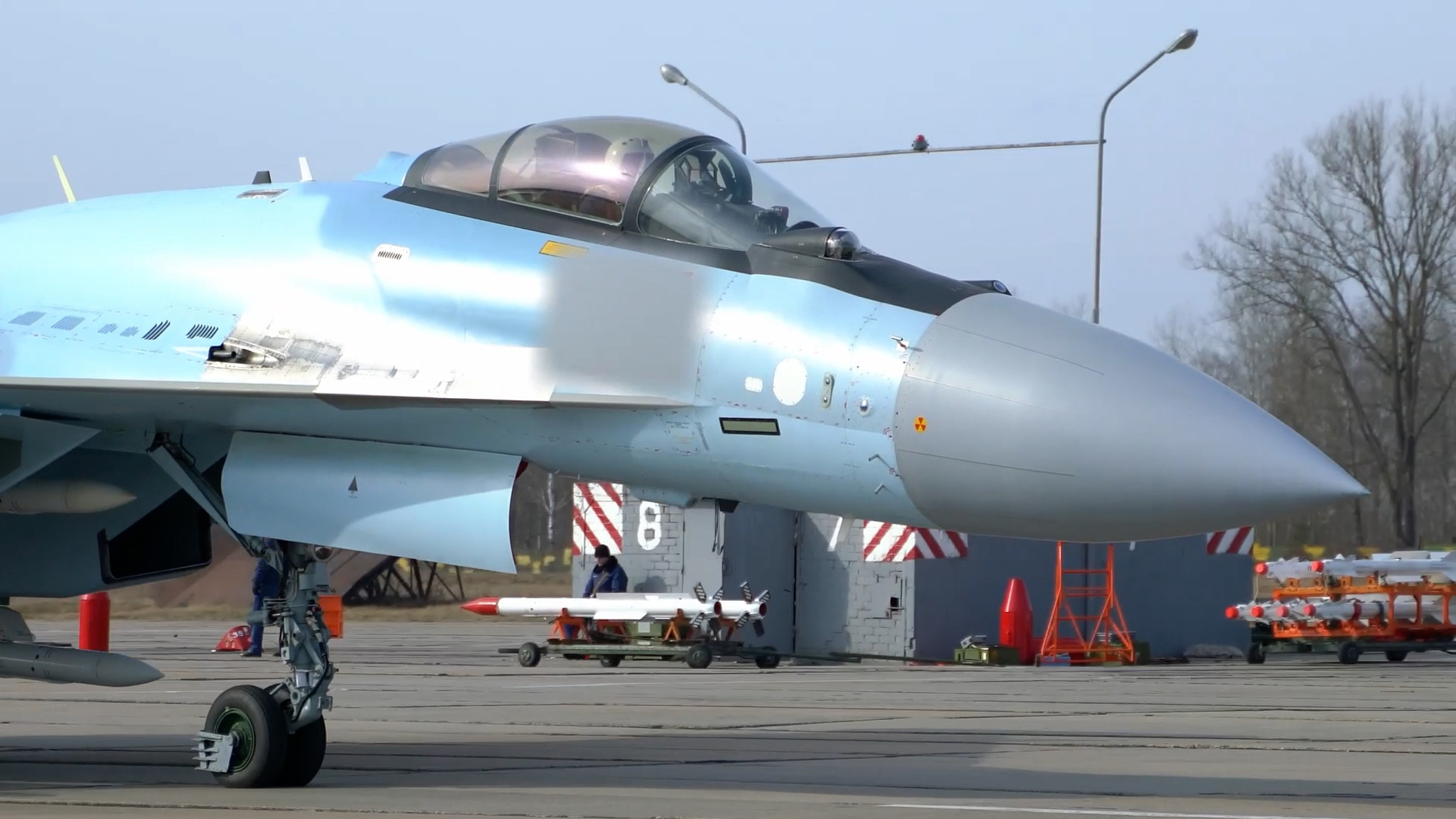 Минобороны показало, как Су-35 уничтожают наземные объекты киевских силовиков