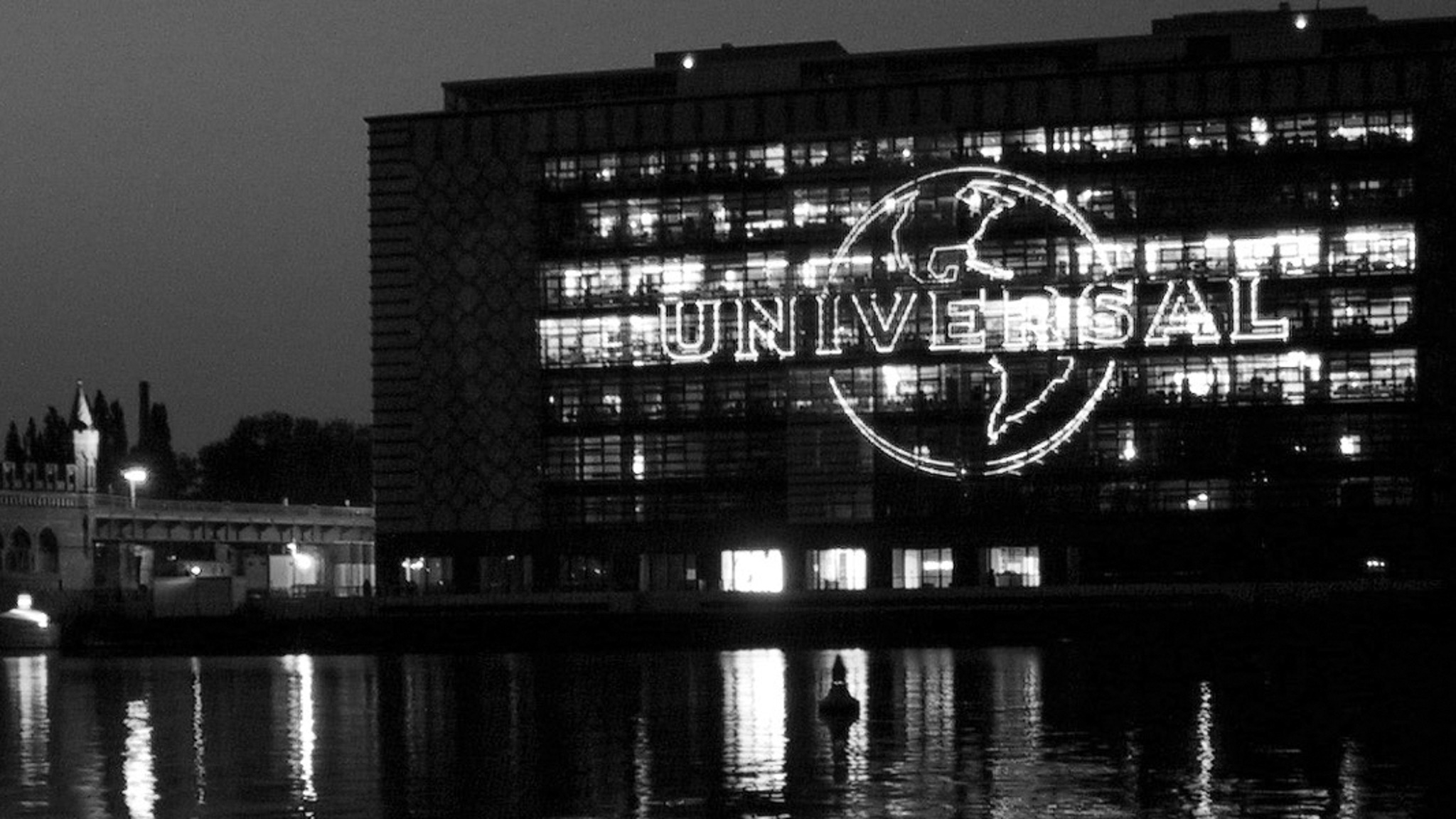 Universal Music приостановила свою деятельность в РФ