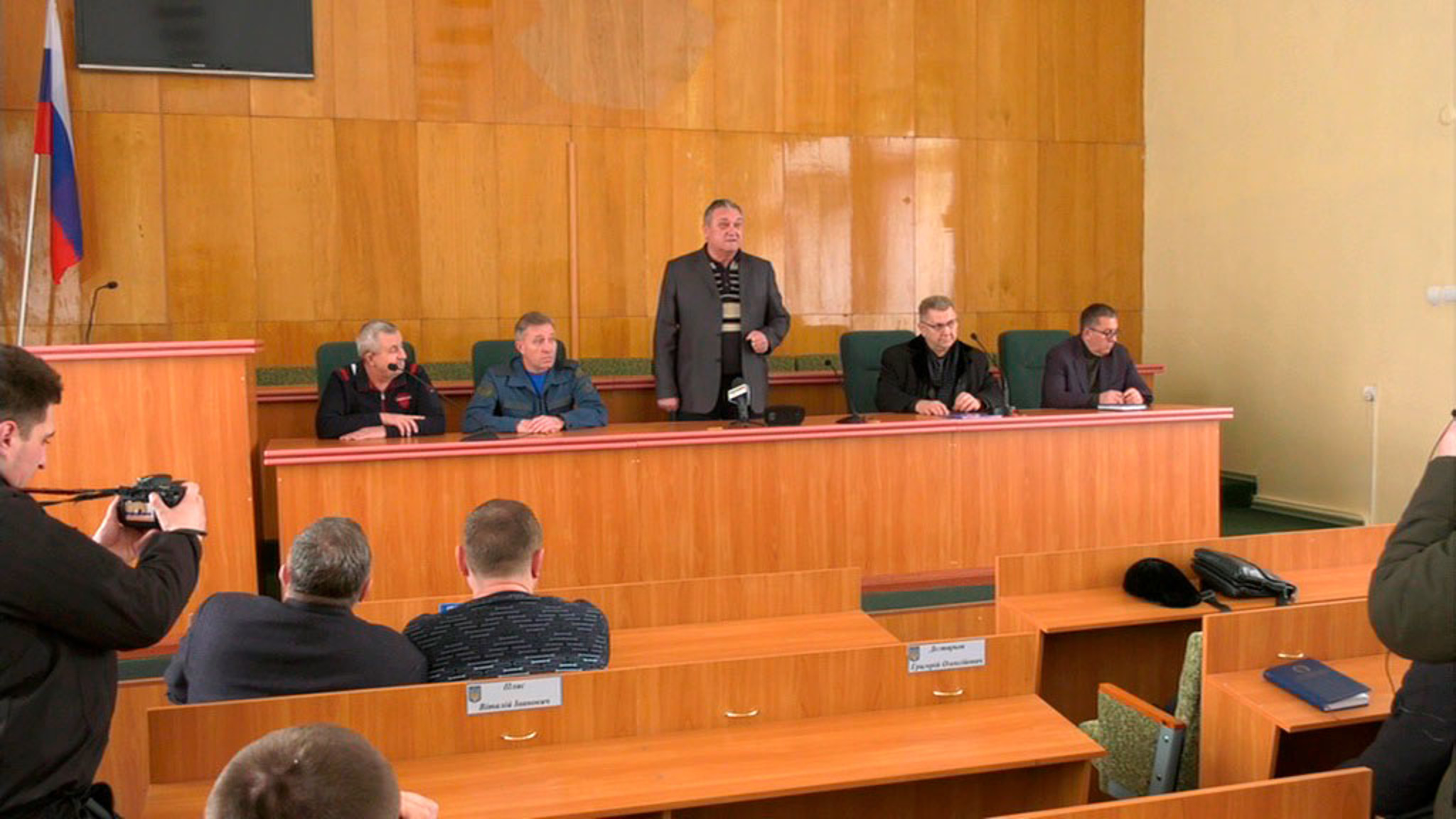 В освобожденные поселки ЛНР привезли гуманитарную помощь