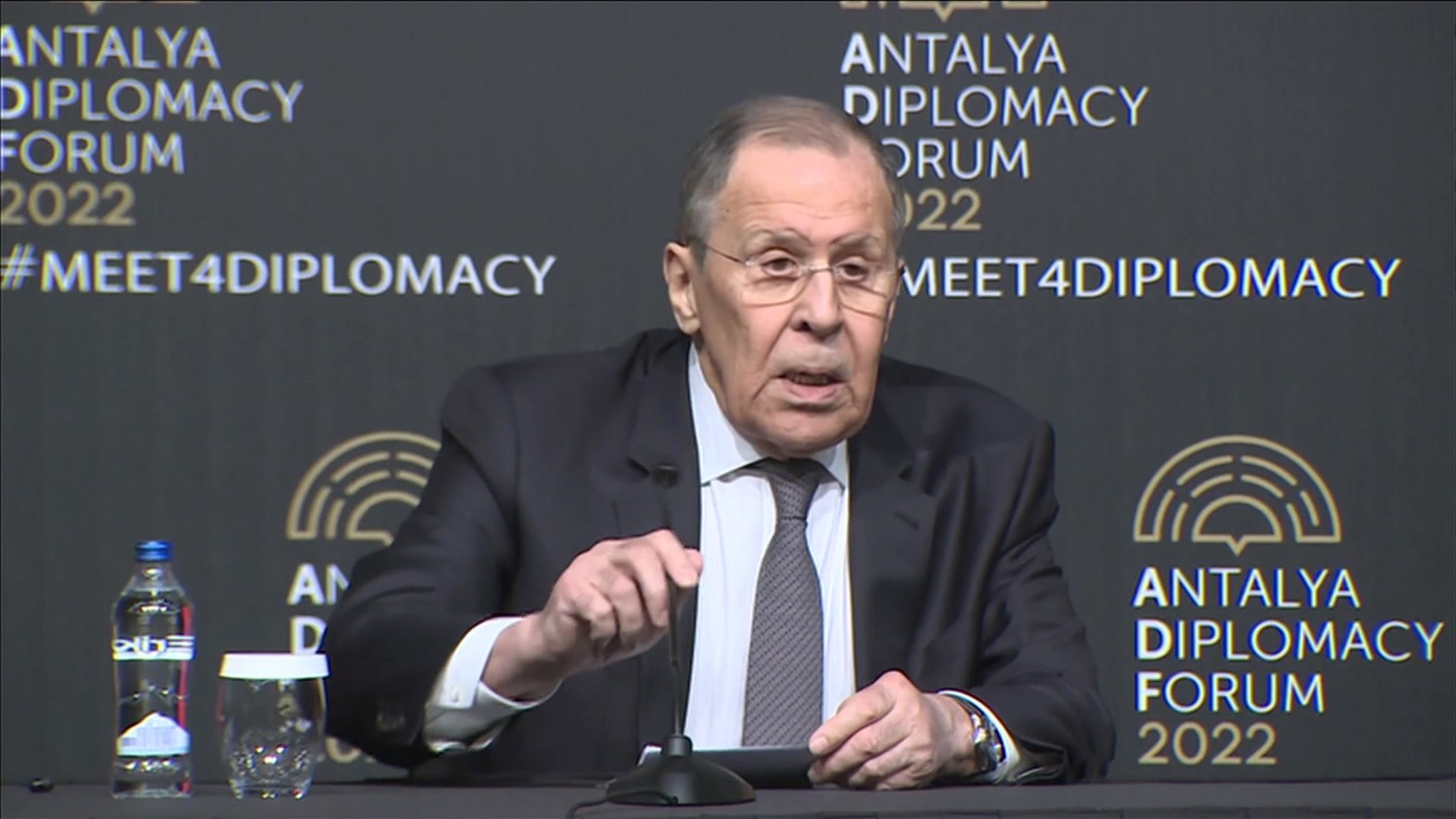 Лавров: СМИ, телевидение и Интернет полны фейков