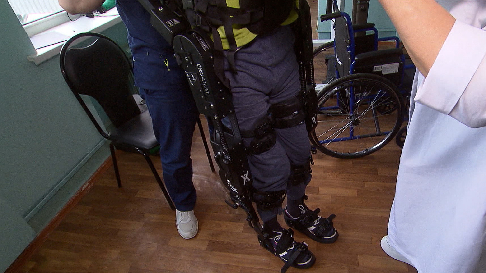 Пациентов с тяжелыми травмами заново учат ходить