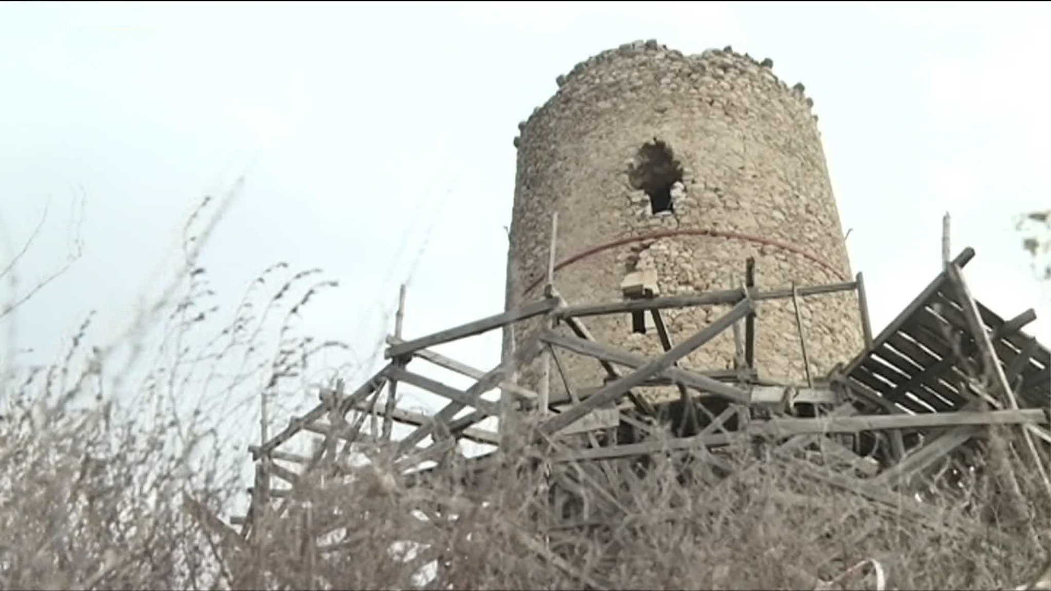 С крепости Чембало в Балаклаве снимают аварийные строительные леса