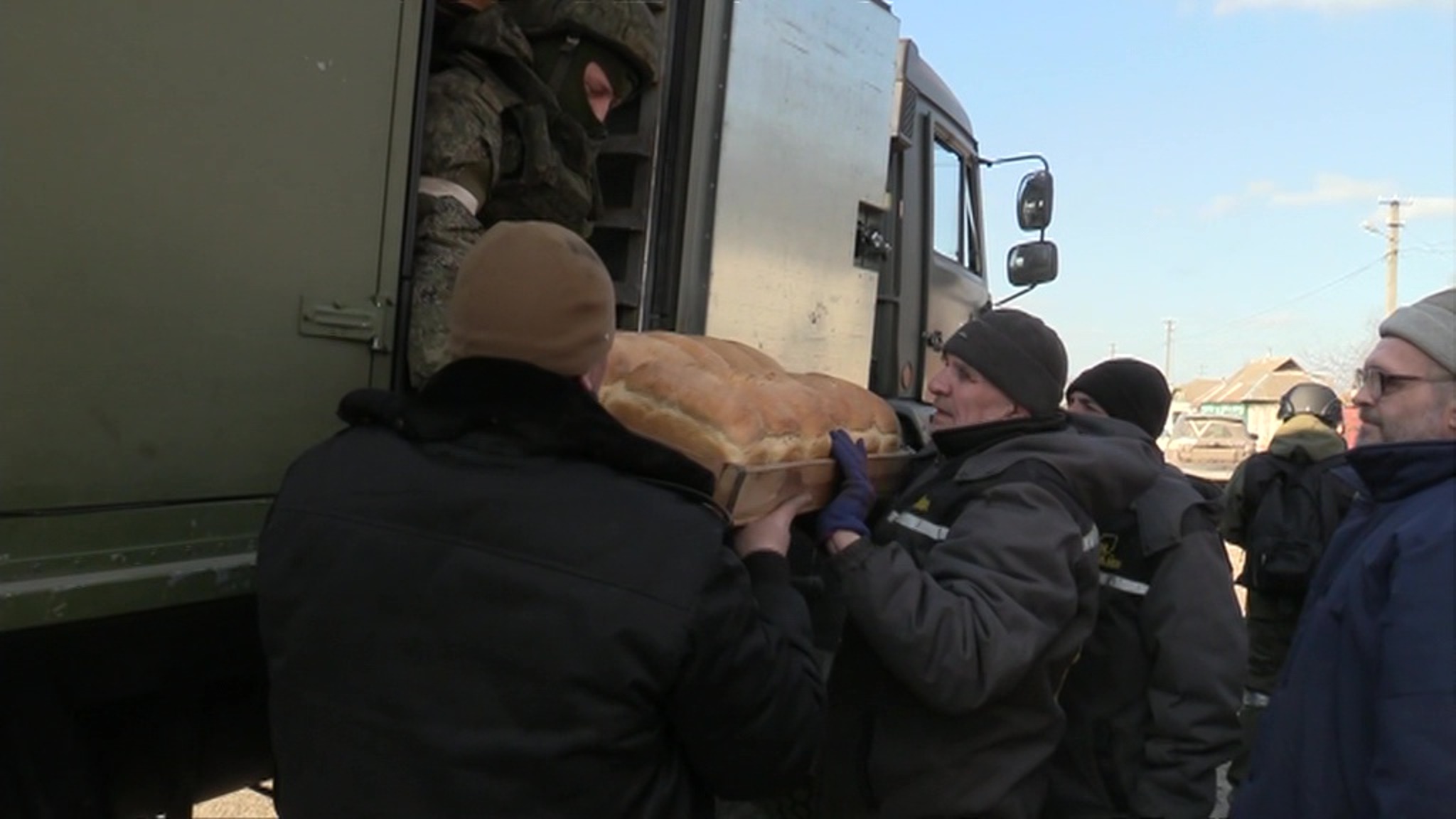 Российские бойцы помогают жителям поселков под Киевом выжить