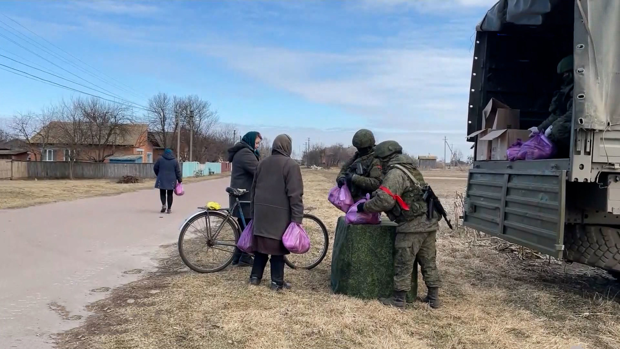 Гумпомощь под прикрытием: продукты на Украину возят машины с белым голубем