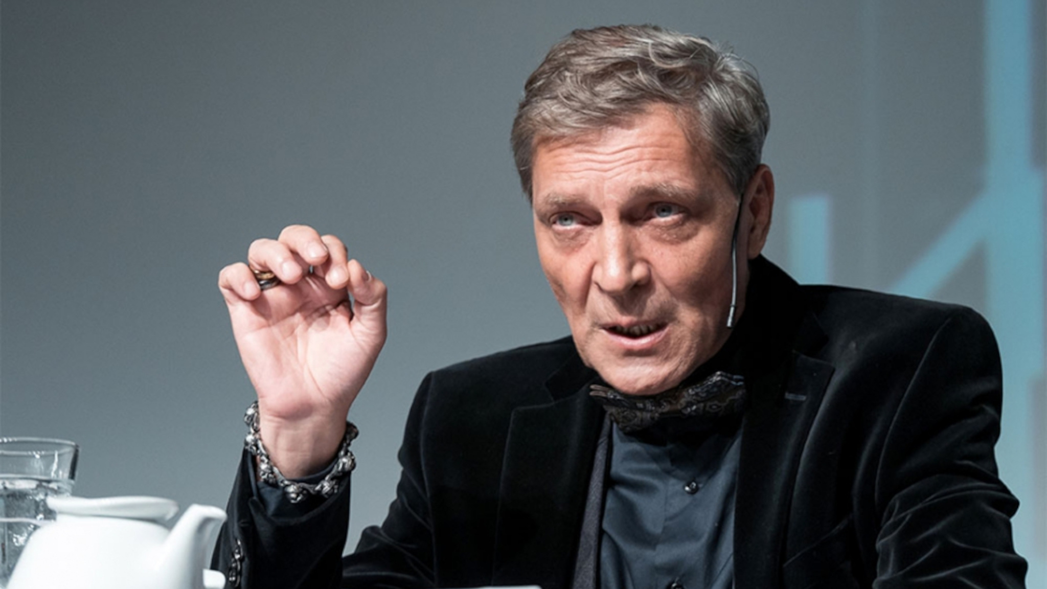 Попавший под следствие Александр Невзоров находится за границей