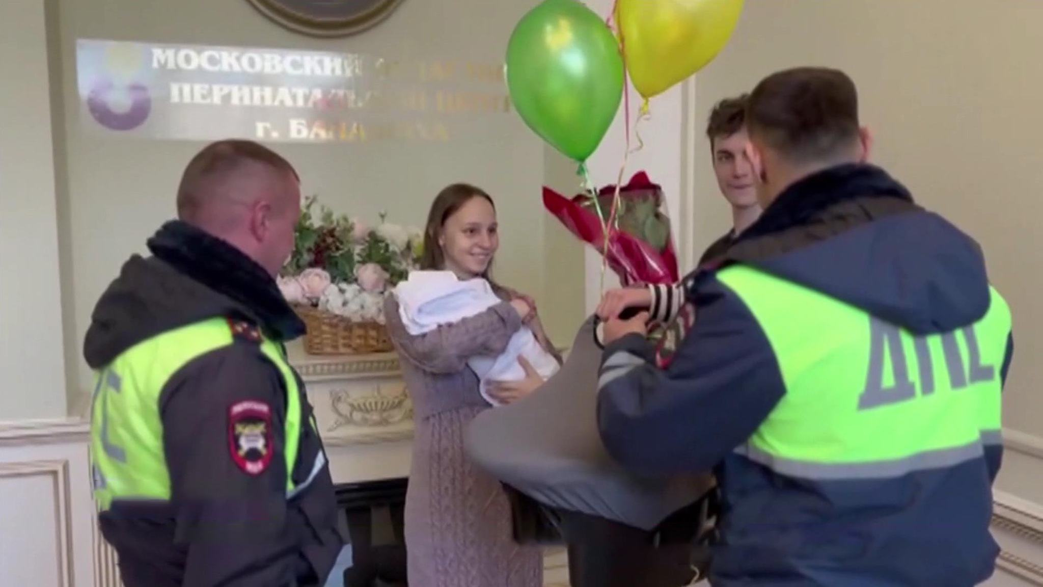 В Подмосковье полицейские помогли рожающей женщине добраться до больницы