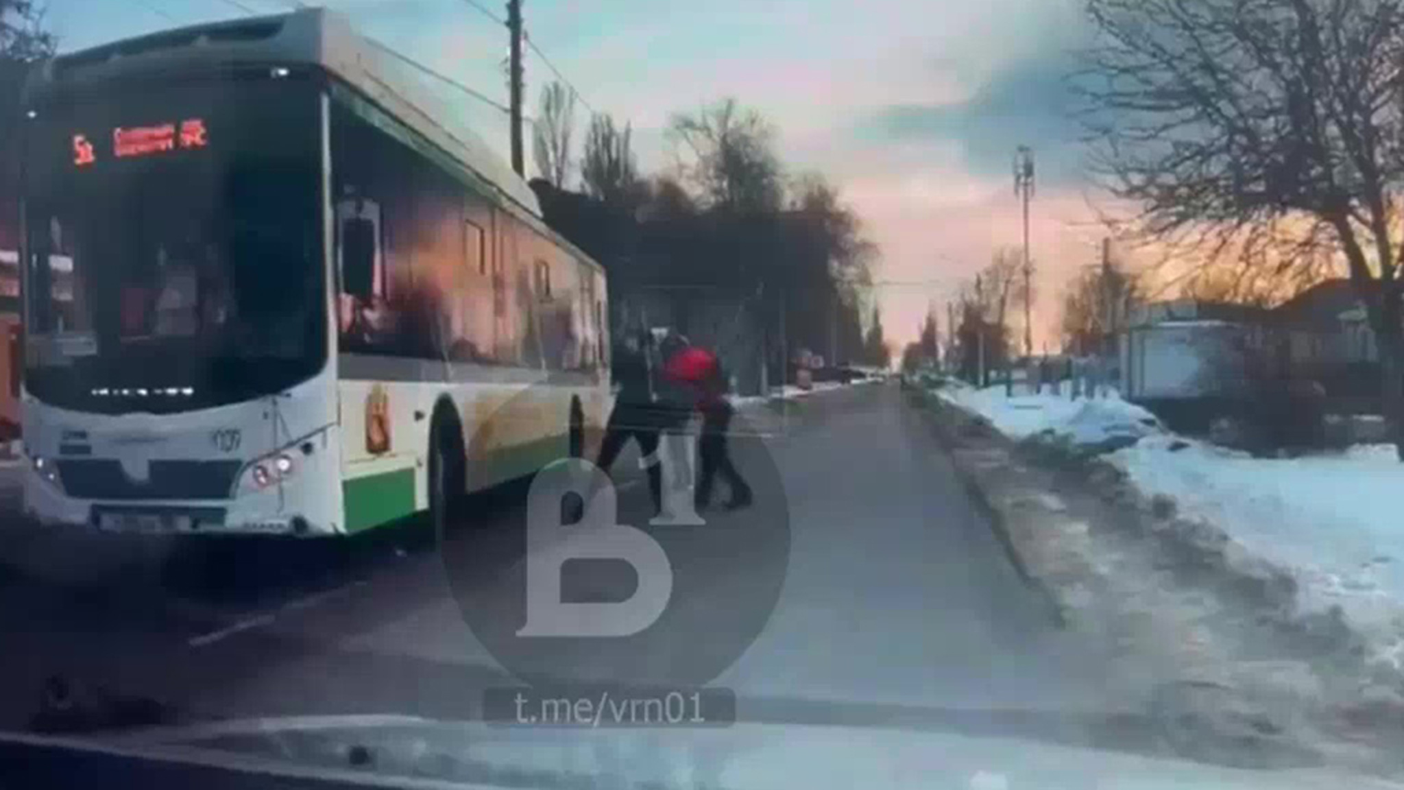 В Воронеже водитель автобуса и пассажир подрались прямо на дороге