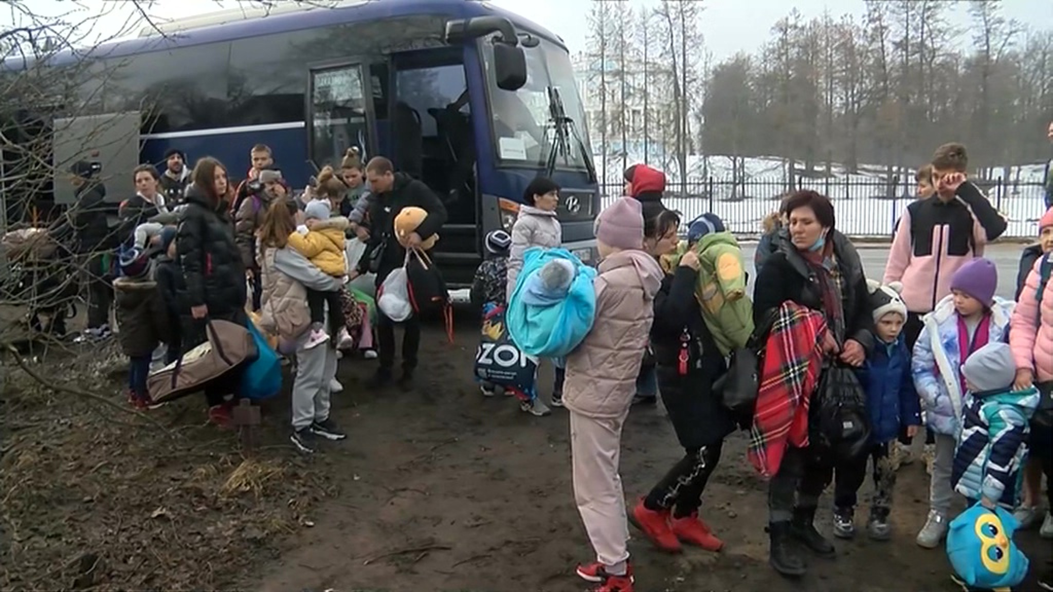 В Петербурге многодетные семьи Донбасса получили дома