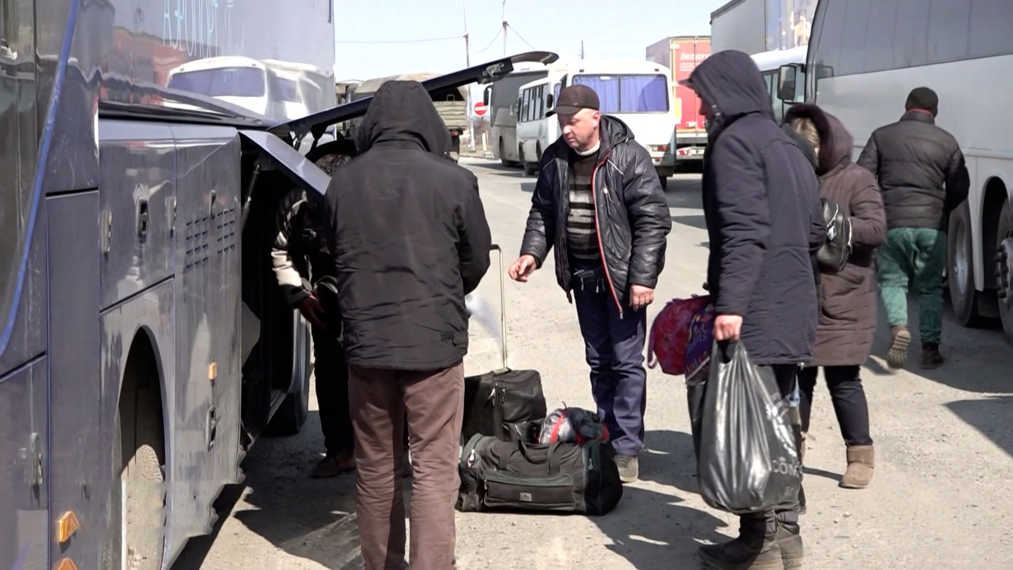Украинские беженцы направляются в Польшу. Политолог Наталья Еремина: "Для многих эта поездка оказывается вынужденной. Они предпочли бы выехать в Россию"