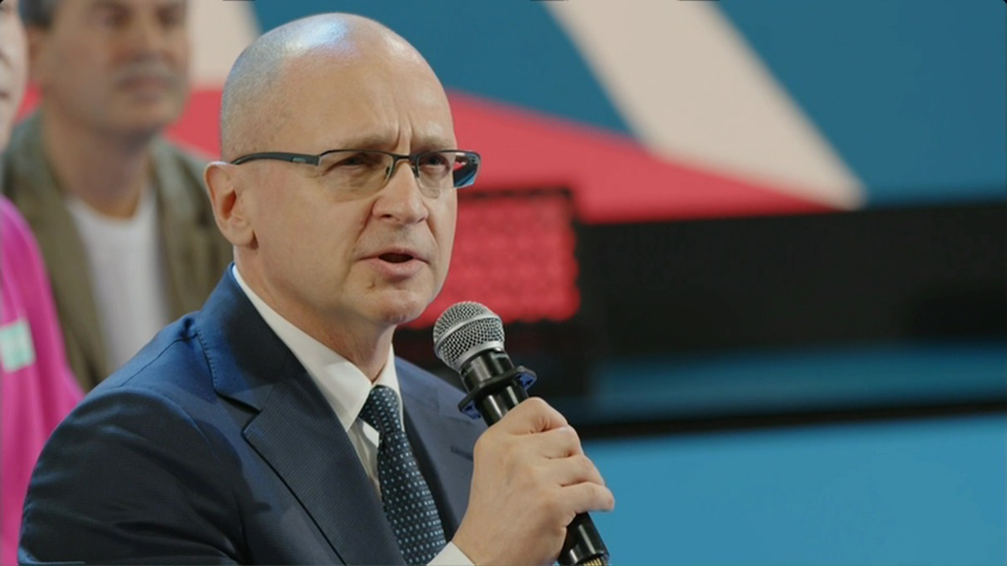 Кириенко: артисты хотят выступать перед частями на Украине, но Минобороны не разрешает