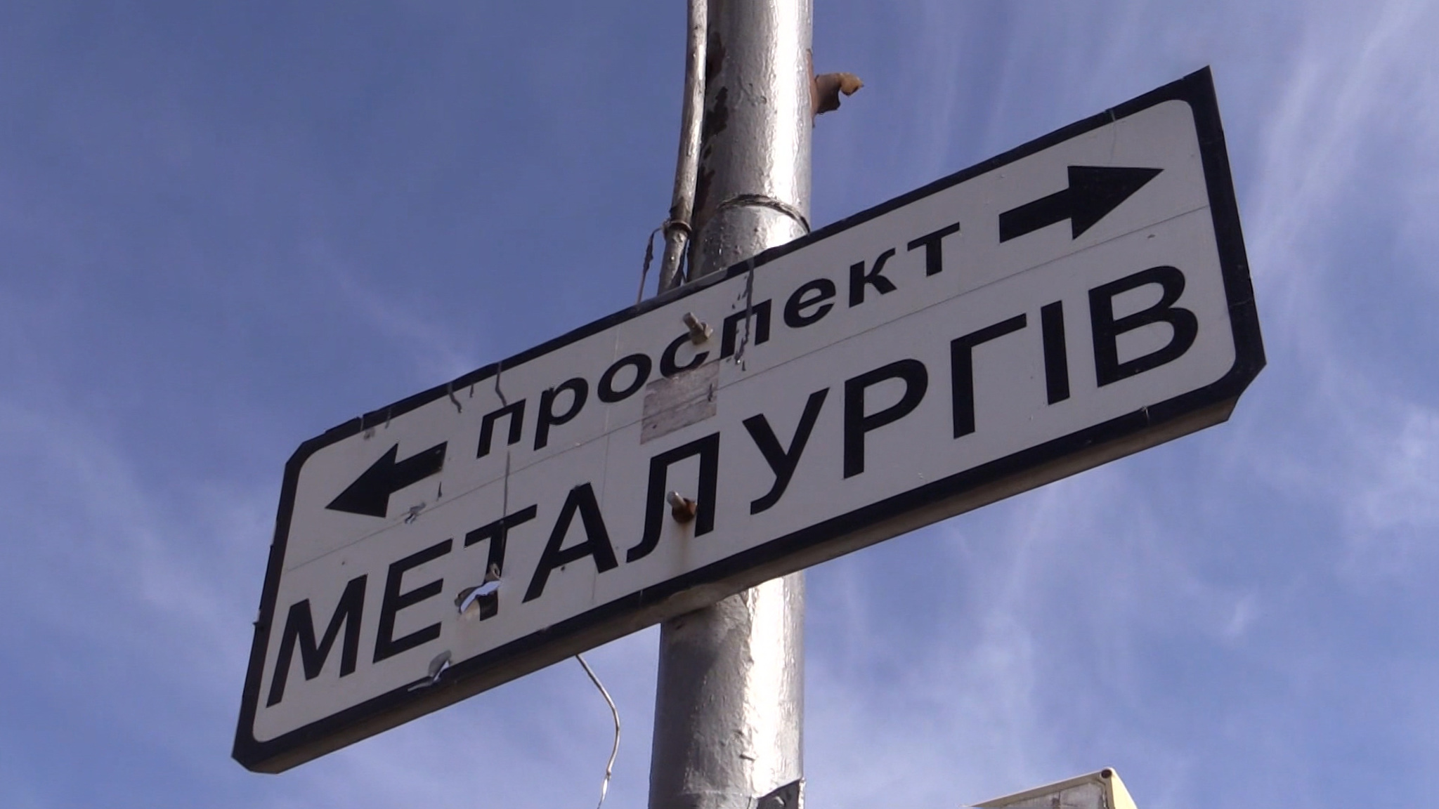 Жители Мариуполя приветствуют российских военных
