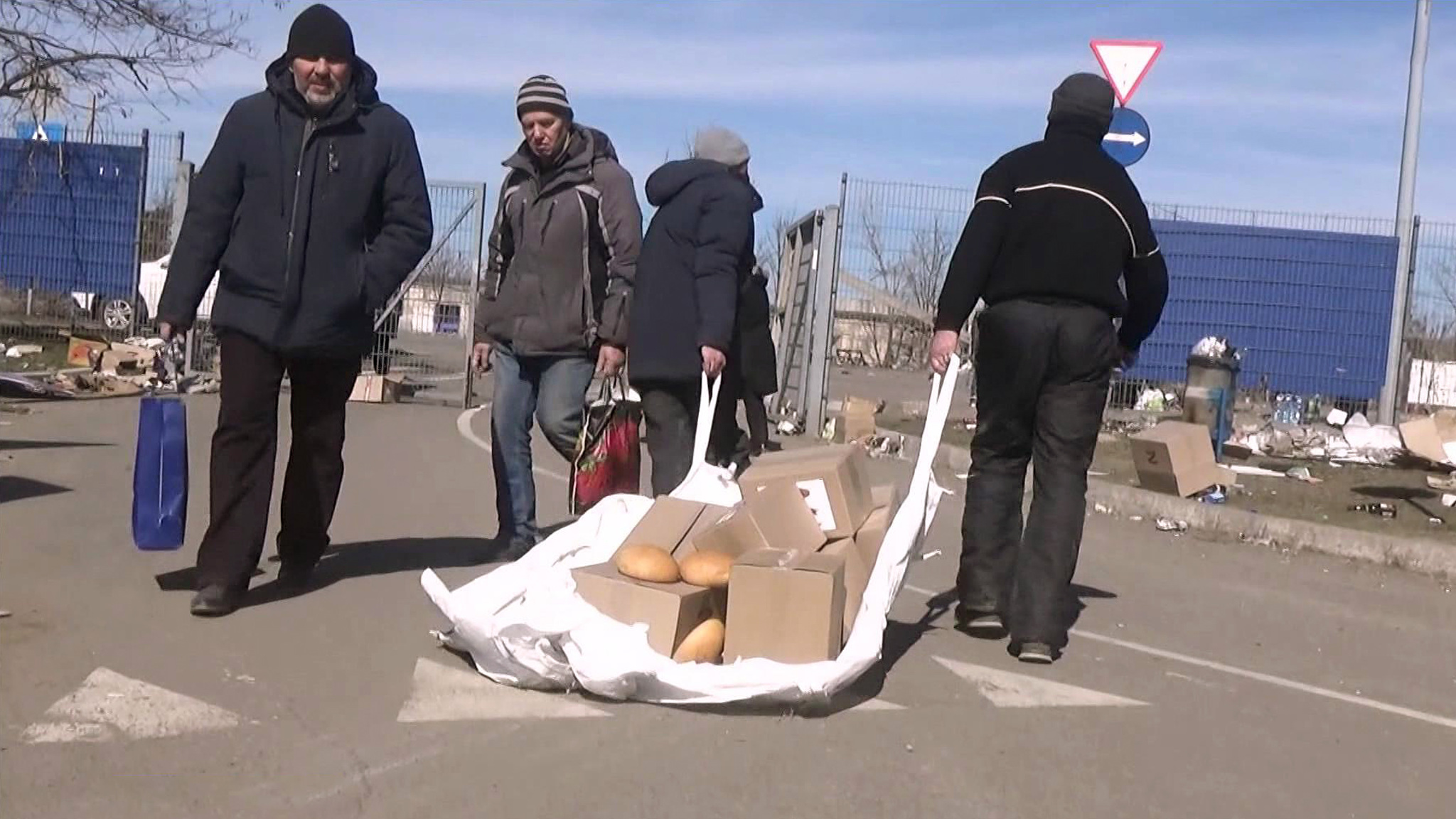 Российские военные доставляют гуманитарную помощь в Мариуполь