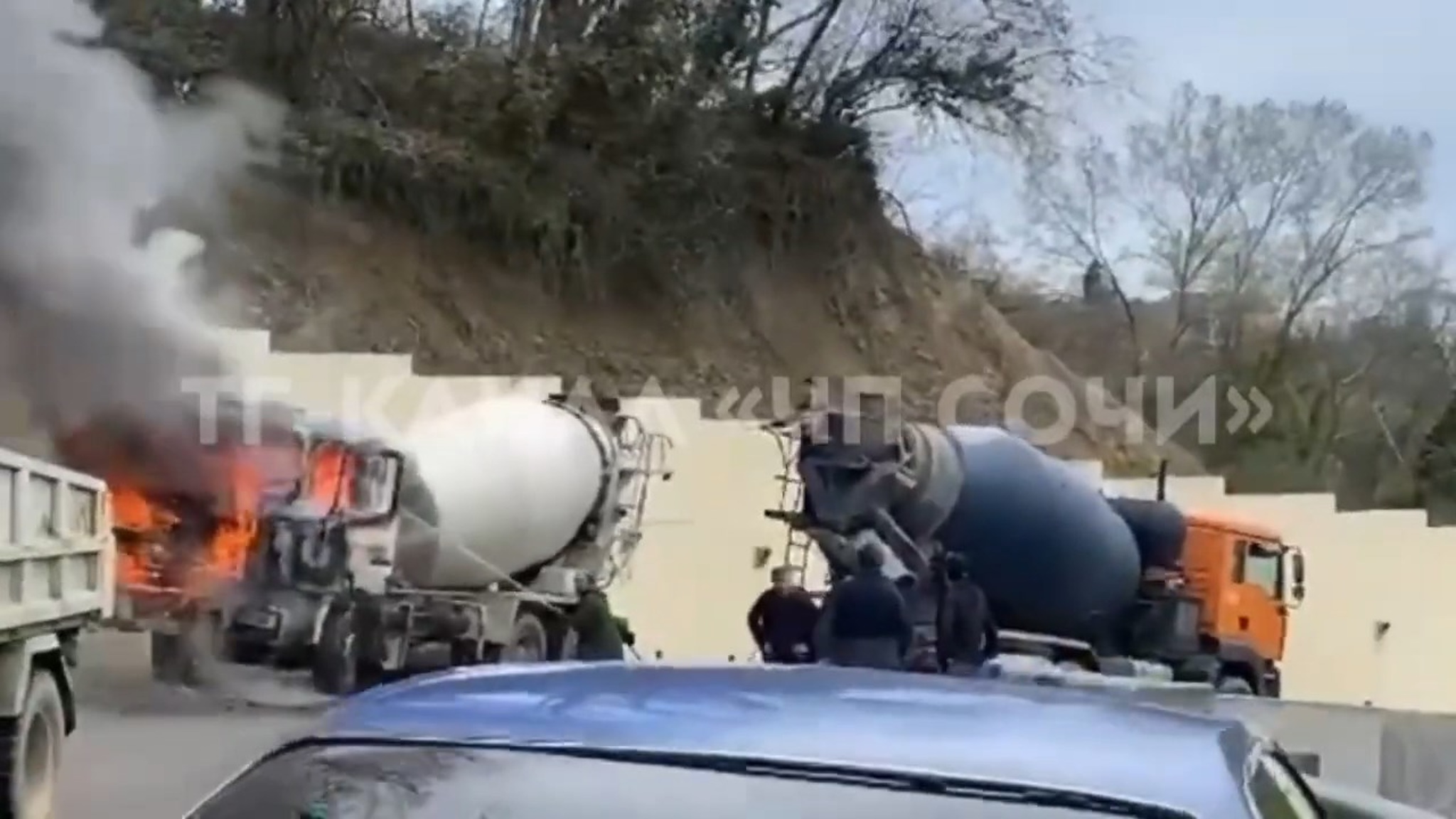 На сочинской трассе горела бетономешалка