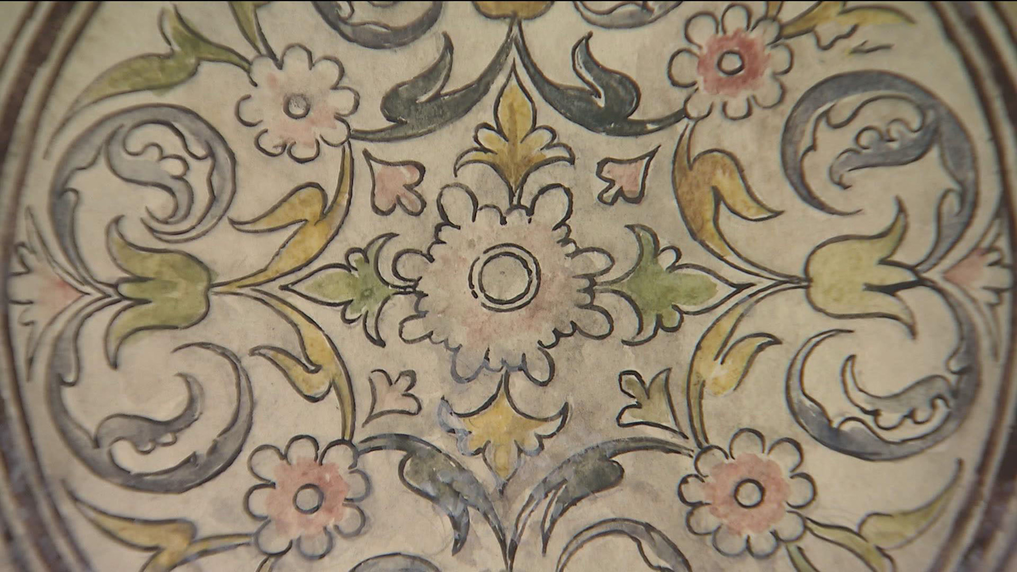 Альбом с копиями орнаментов древнерусских храмов представили на выставке в Музее Рублева