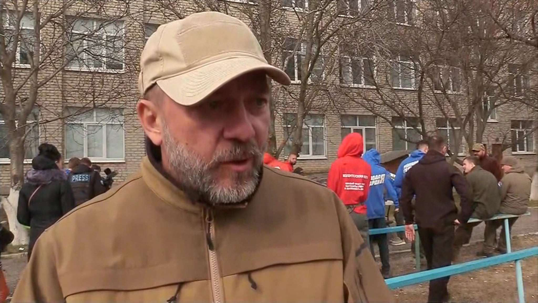 Жители Мариуполя начали приводить город в порядок