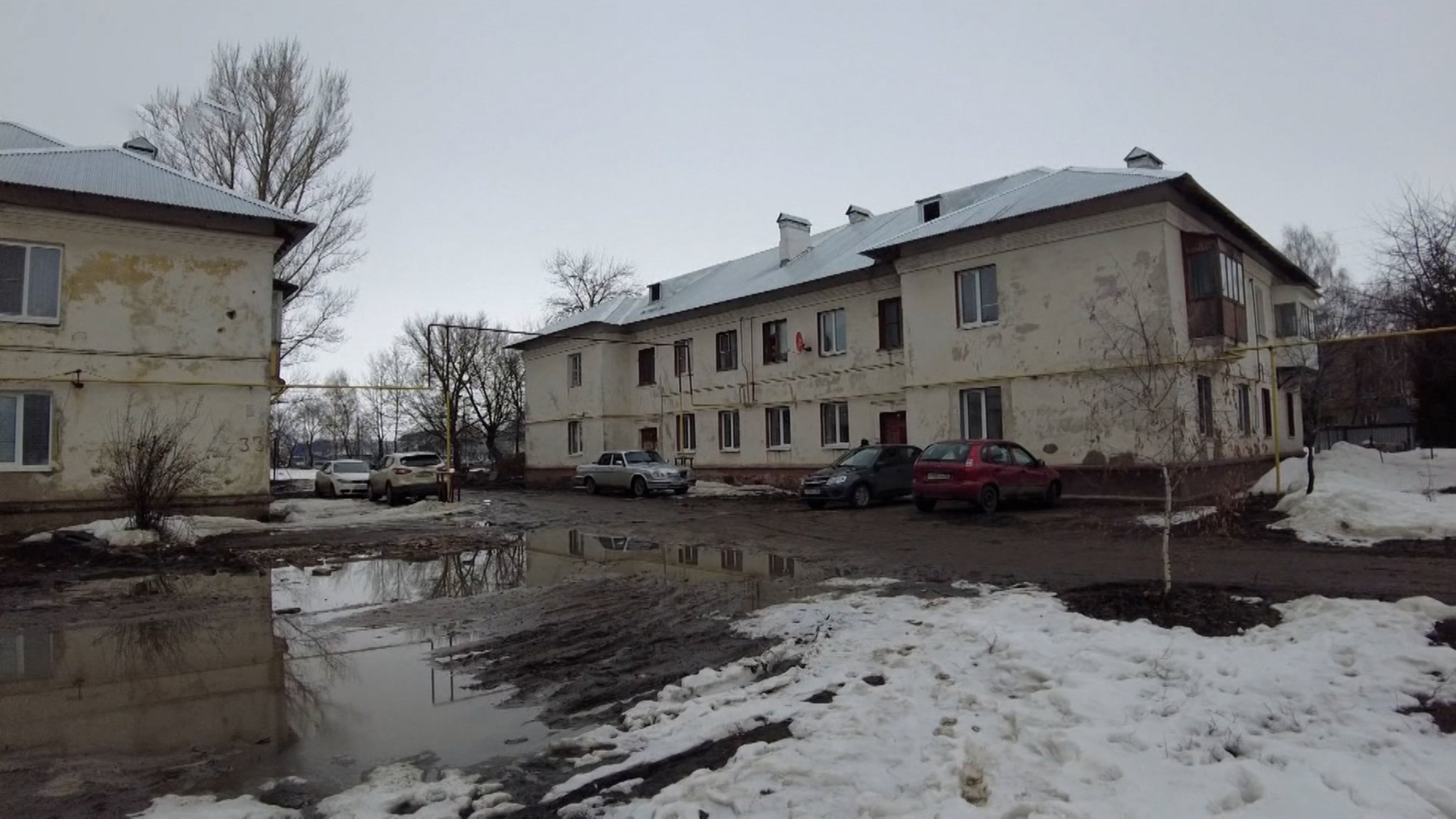 В Тамбове отремонтированные крыши домов покрылись плесенью