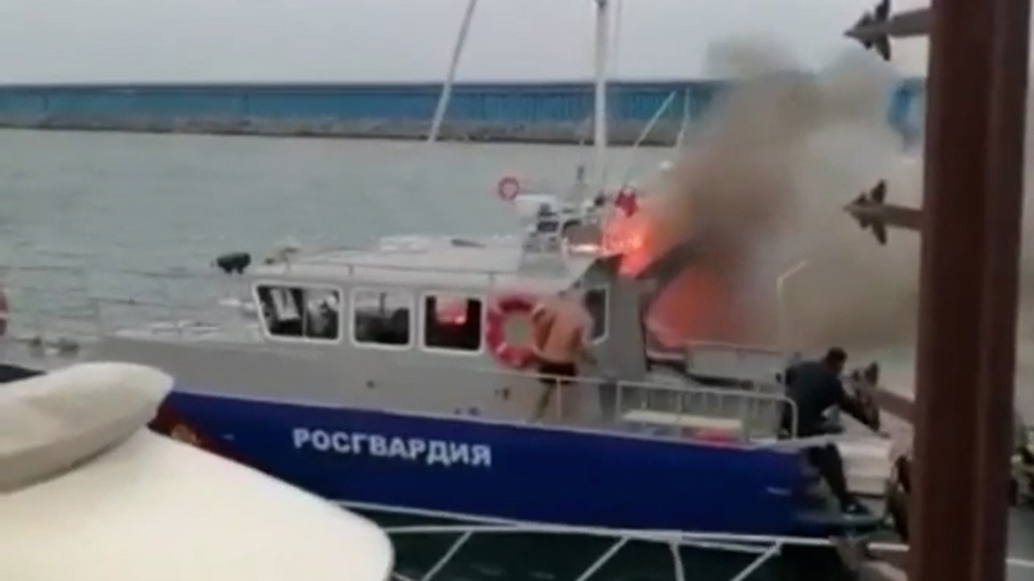 В порту Сочи возник пожар на пришвартованной яхте