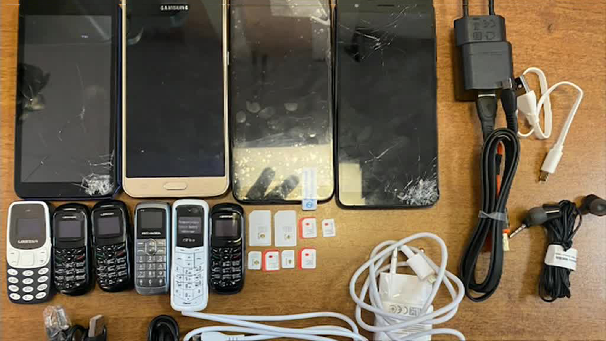 В столичном СИЗО нашли мобильники, SIM-карты и наушники