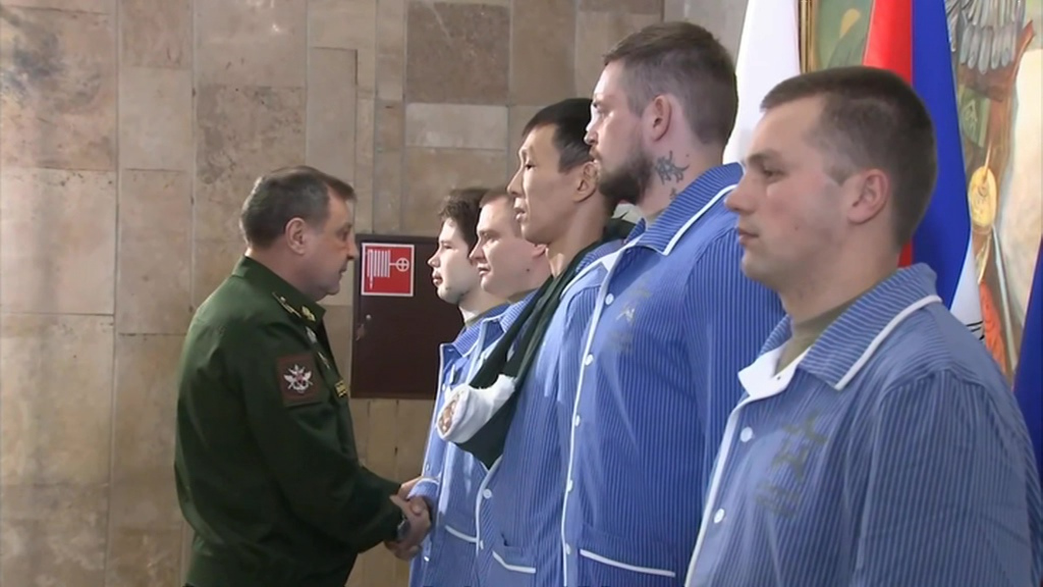 В госпитале Минобороны наградили военных, отличившихся в спецоперации