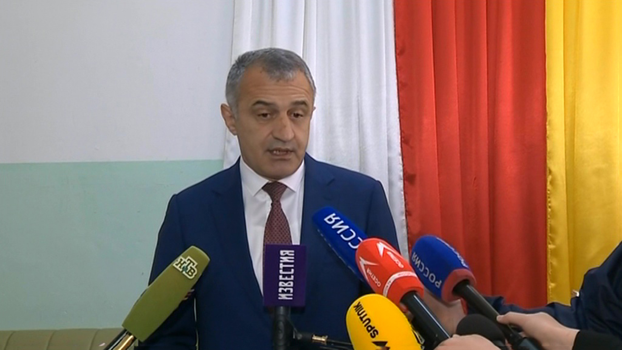 Анатолий Бибилов: выборы проходят спокойно