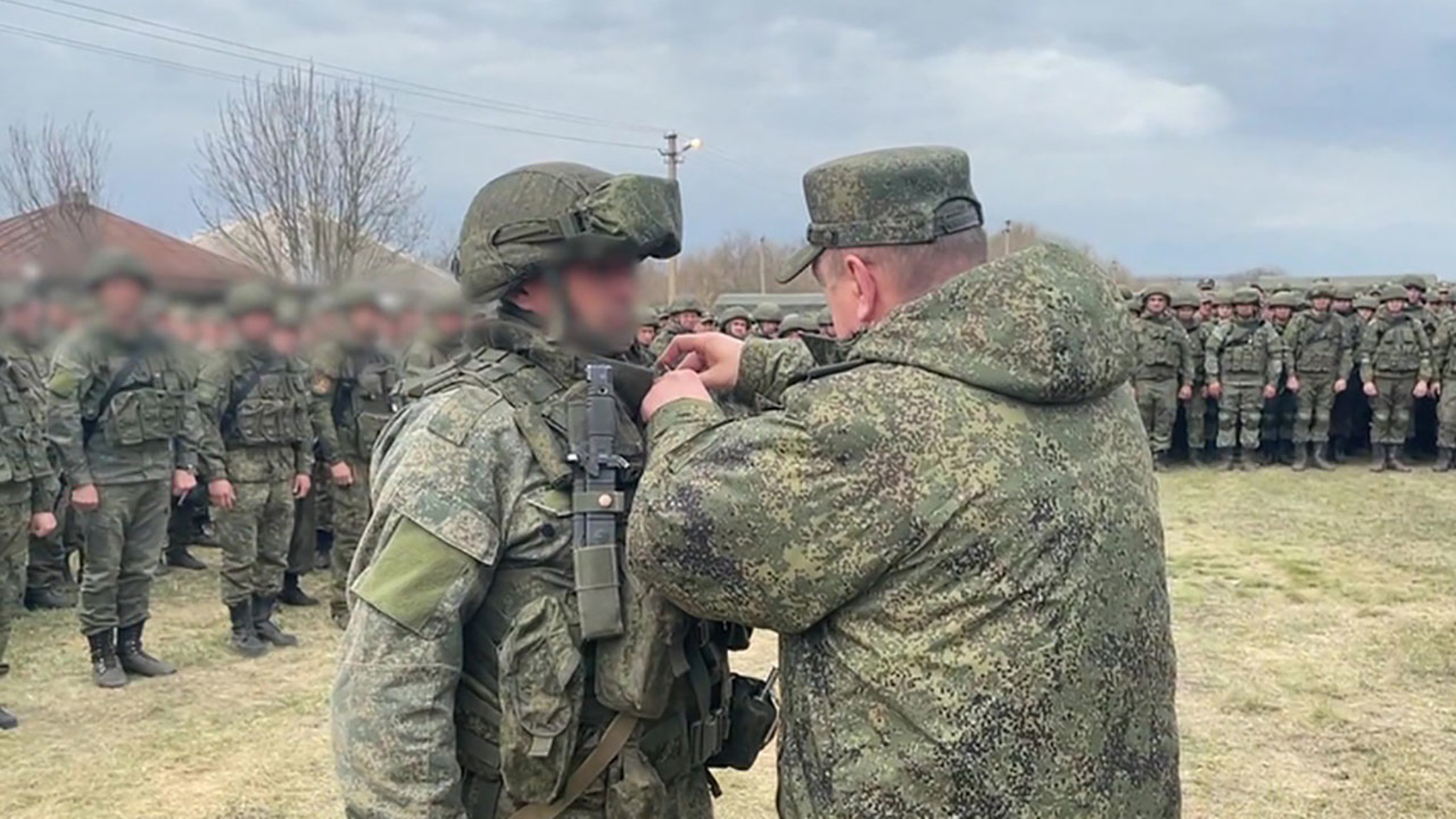 Командующий ЦВО наградил героев спецоперации