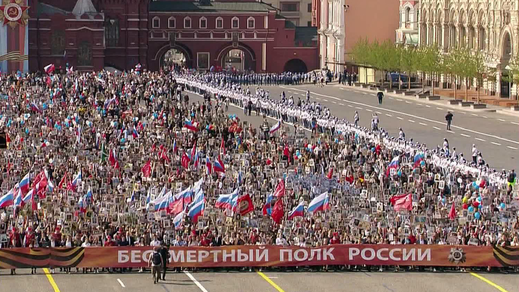 Масштабно и душевно: "Бессмертный полк" вернулся к привычному формату