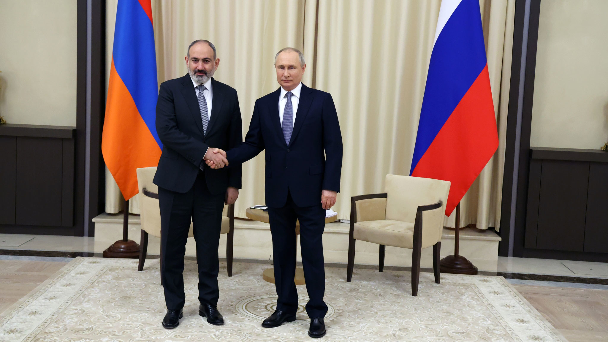 Почетный караул, вода и мороженое: как прошла встреча Путина и Пашиняна