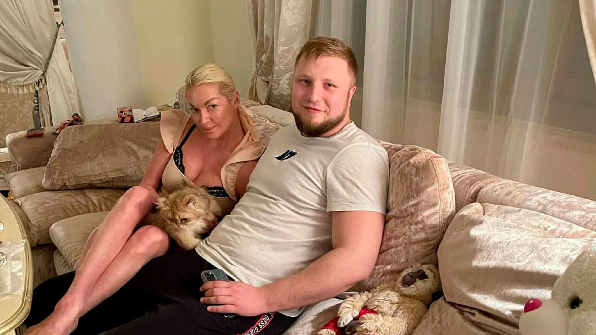 "Вот он, не переживайте": Волочкова показала пропавшего бойфренда