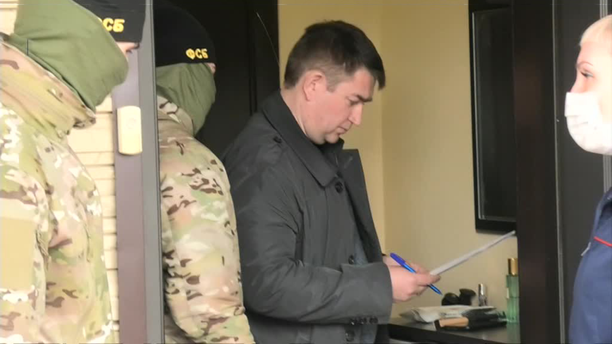 Барнаульский чиновник взял взятку прудом и особняком