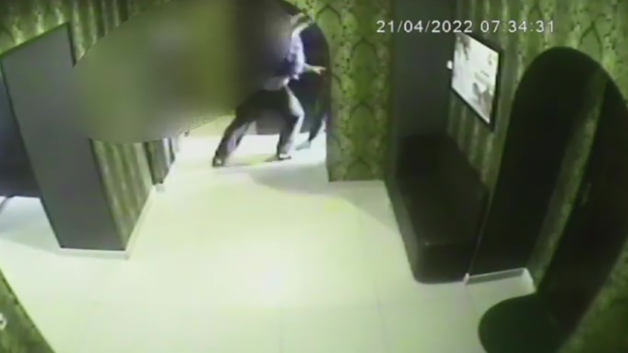 В Чебоксарах мужчина напал на знакомого из-за шаурмы