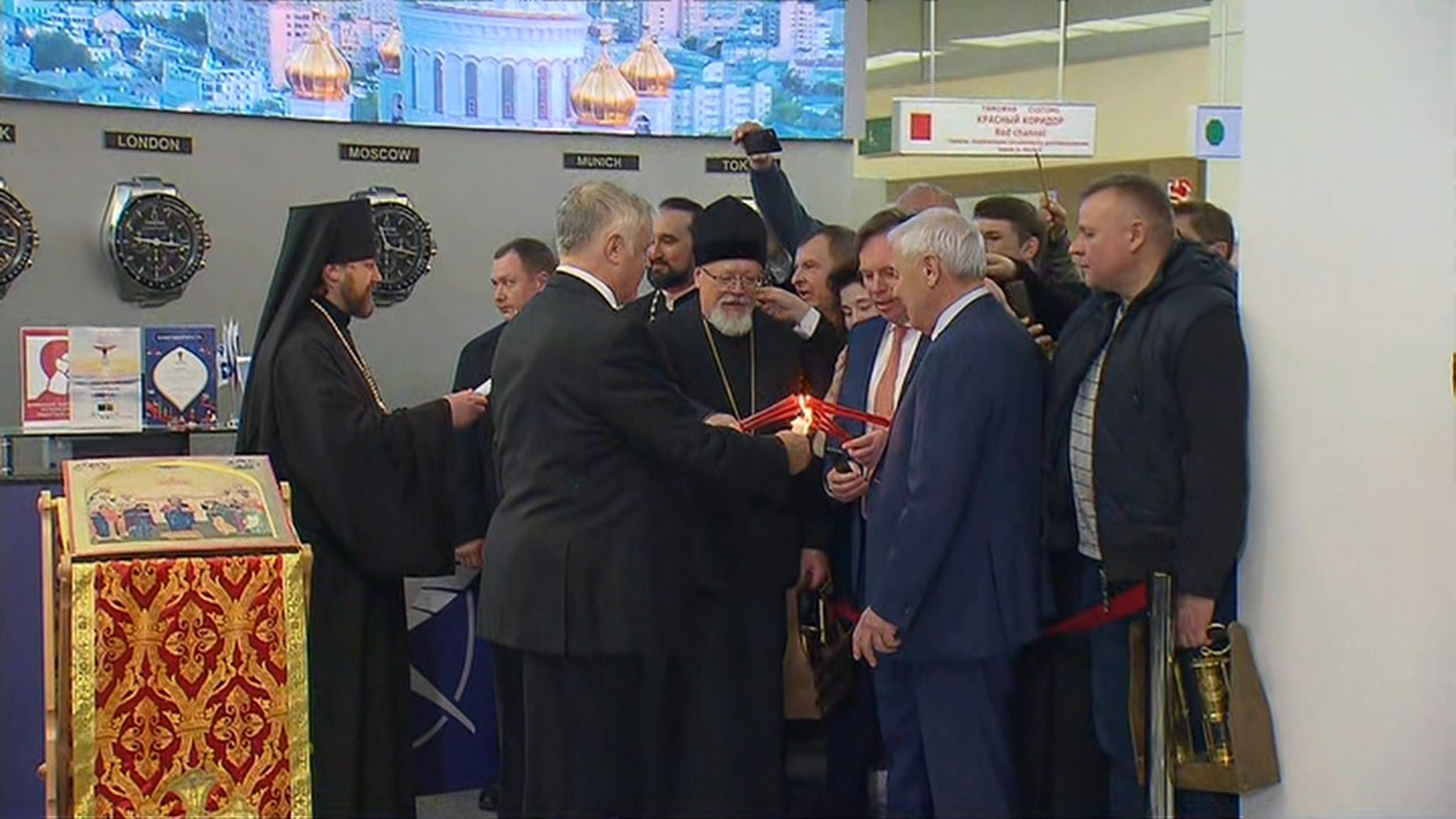 Благодатный огонь прибыл в Москву