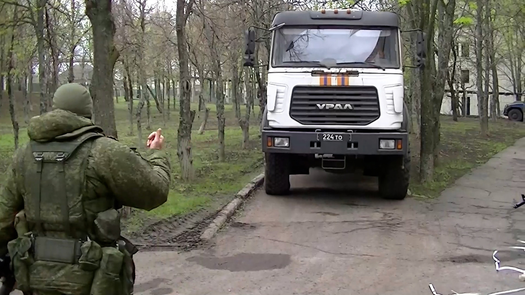 Российские военные доставили более 40 тонн гумпомощи в Харьковскую область