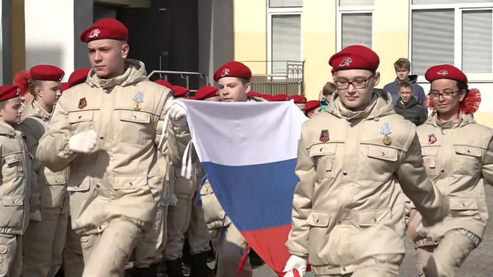 В екатеринбургской школе прошла первая линейка с поднятием флага России