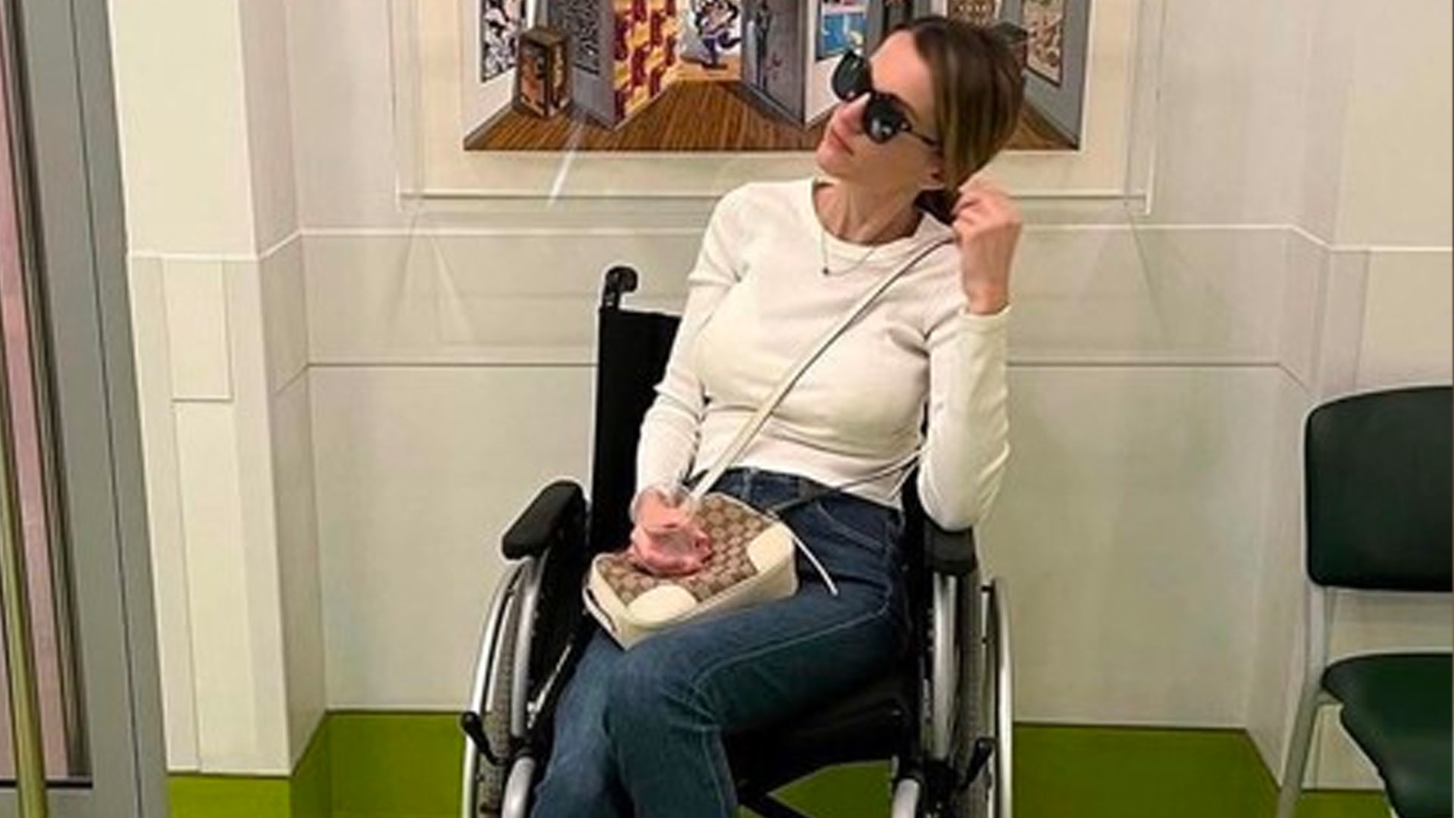 Женя Малахова вынуждена передвигаться на инвалидной коляске
