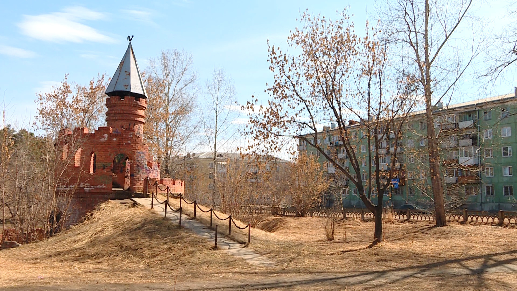 Кирпичный замок восстанавливают ангарчане в ДК "Современник"