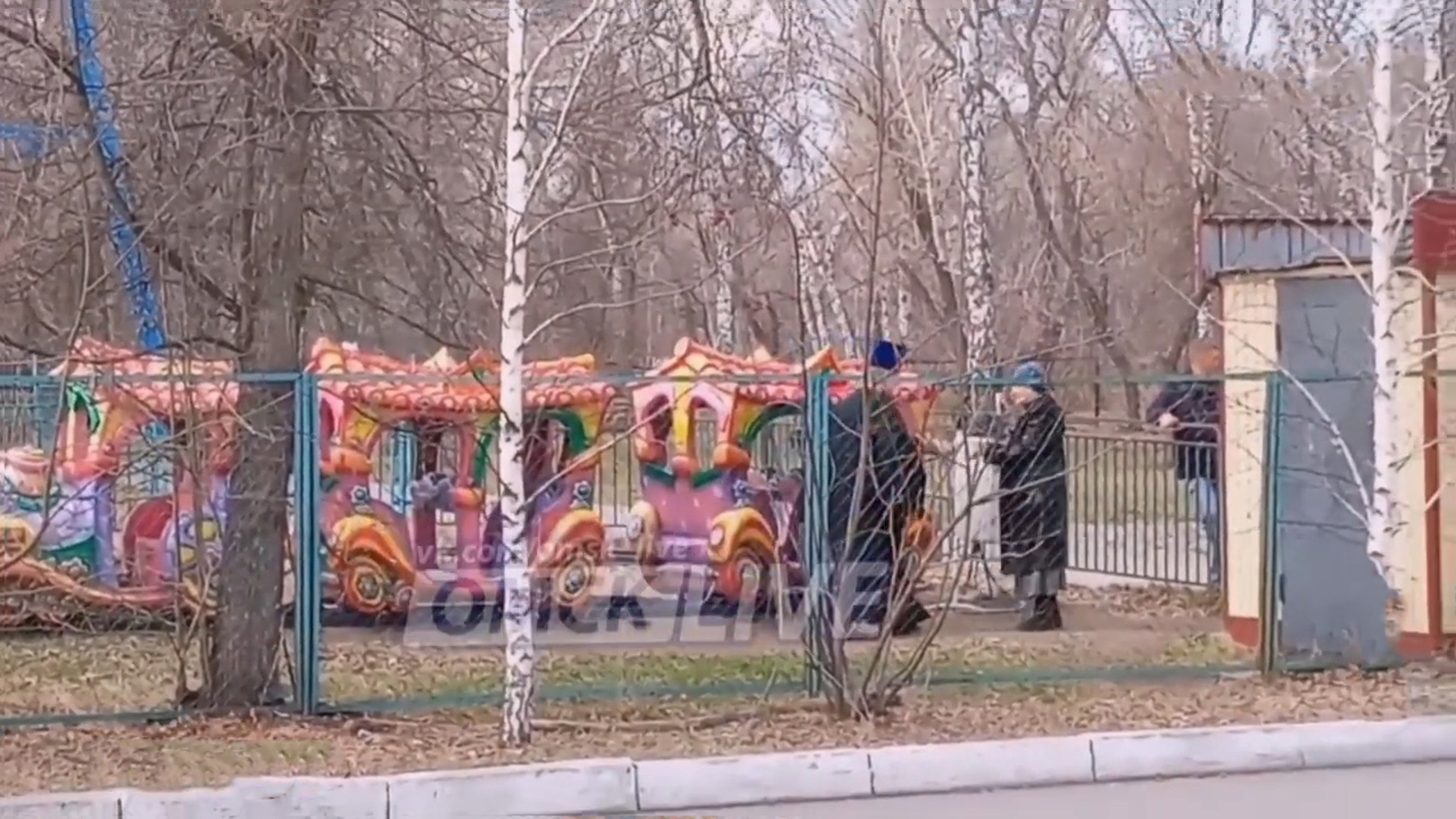 Священник побывал в омском парке, где с аттракциона упала женщина