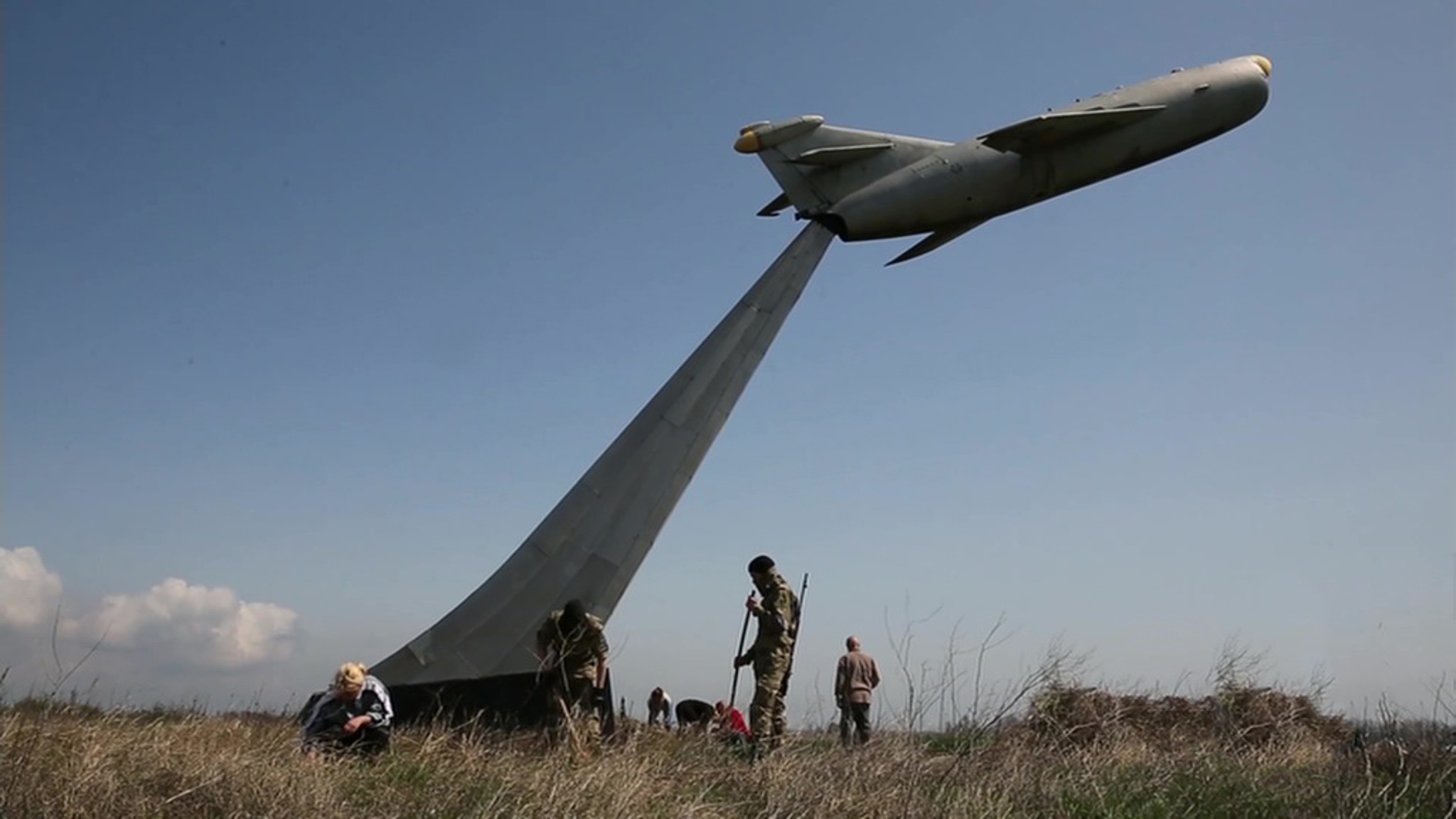 Военные, росгвардейцы и украинцы восстаналивают памятники героям ВОВ